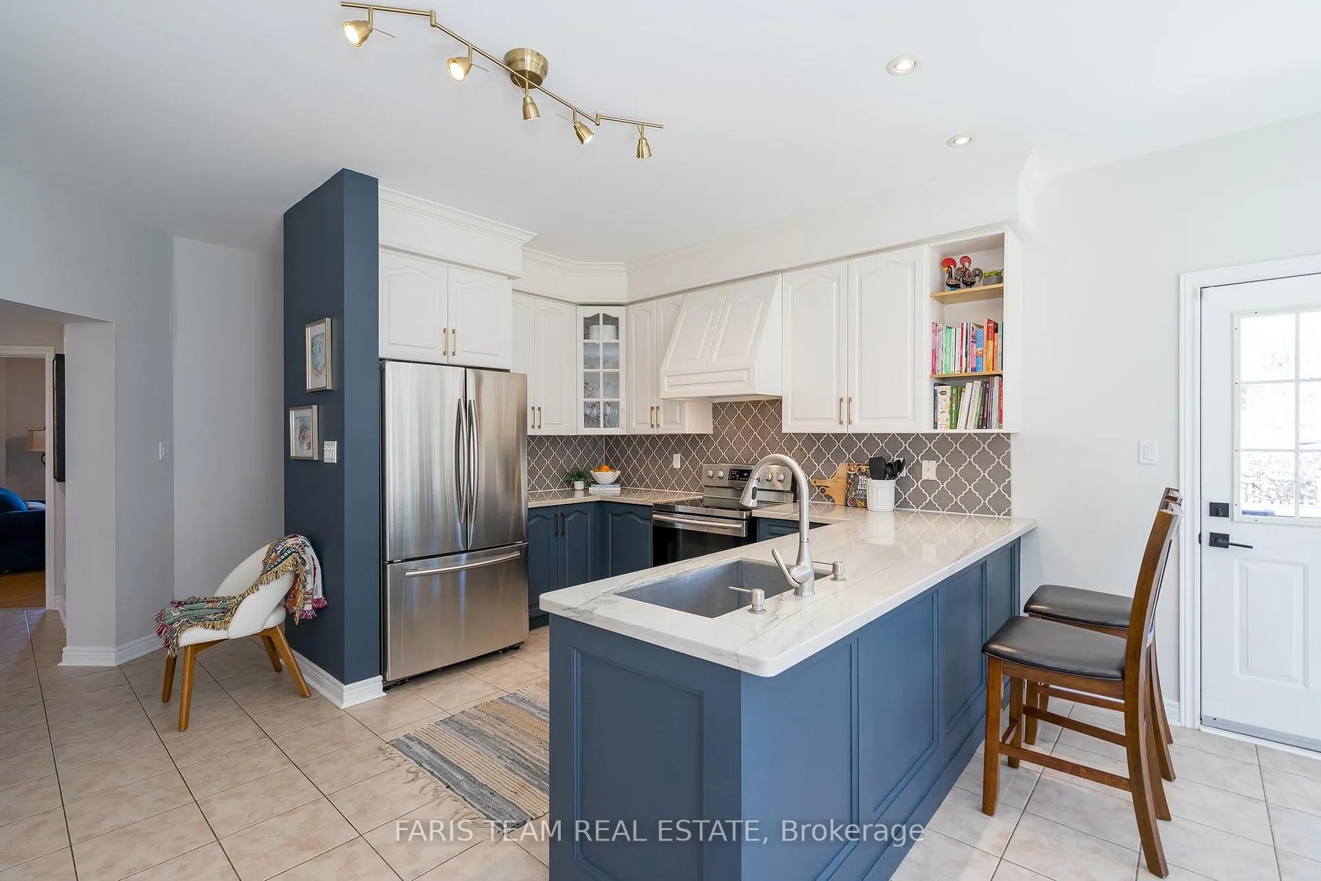 Photo 5 of 28 Camelot Square, Barrie, Innis-Shore — HOMEH