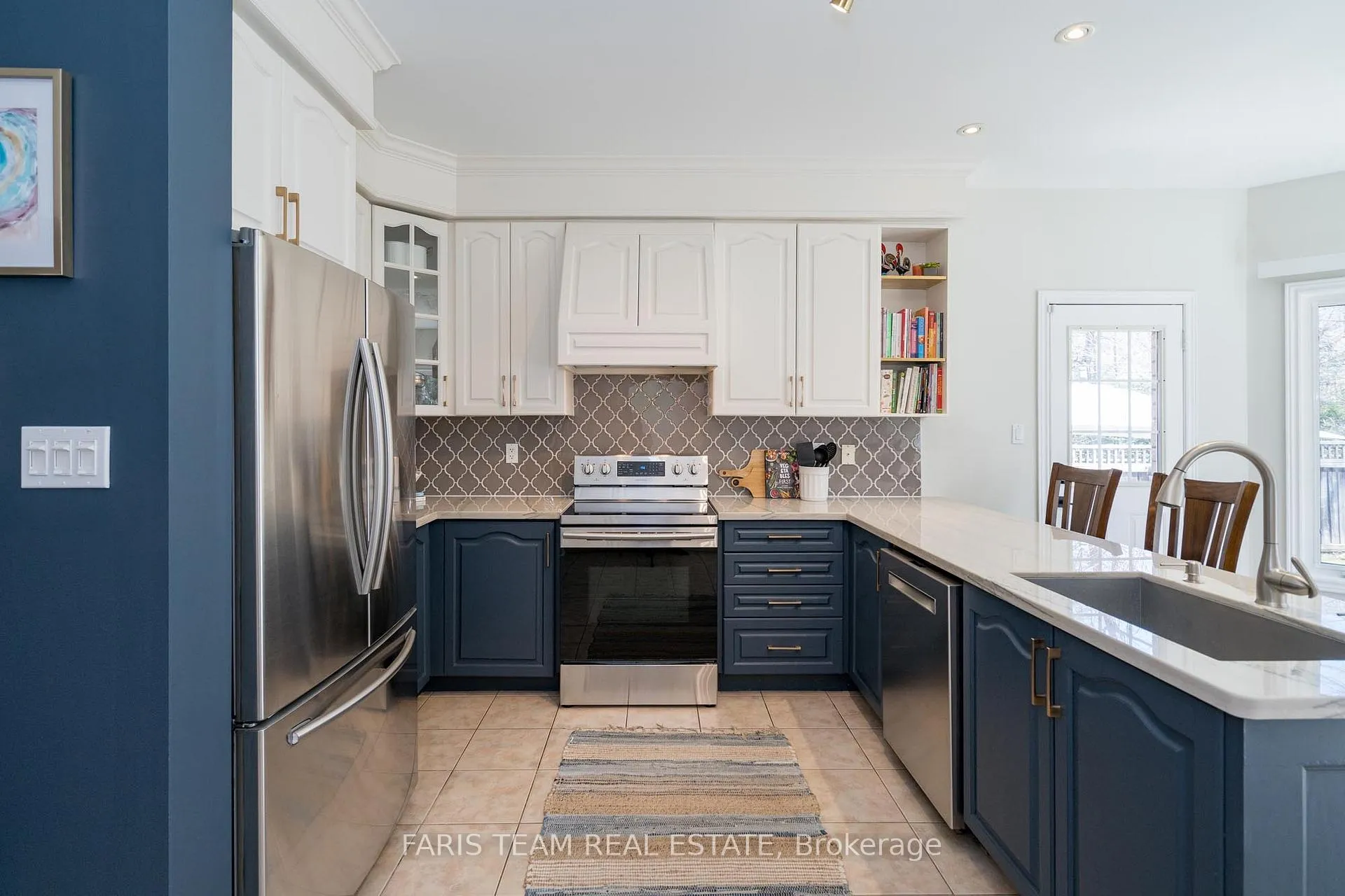 Photo 6 of 28 Camelot Square, Barrie, Innis-Shore — HOMEH