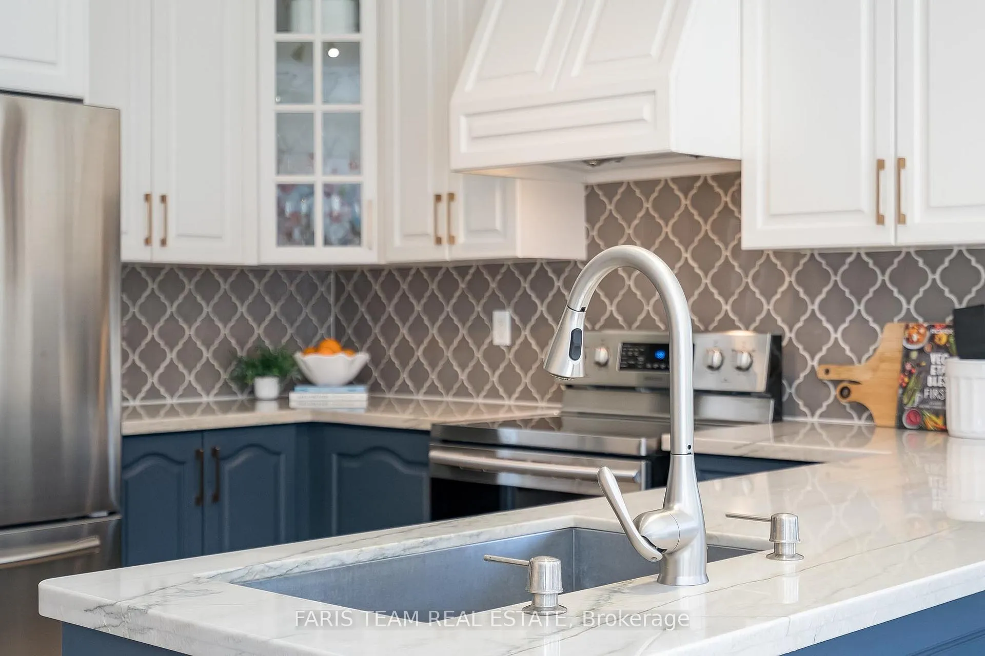 Photo 7 of 28 Camelot Square, Barrie, Innis-Shore — HOMEH