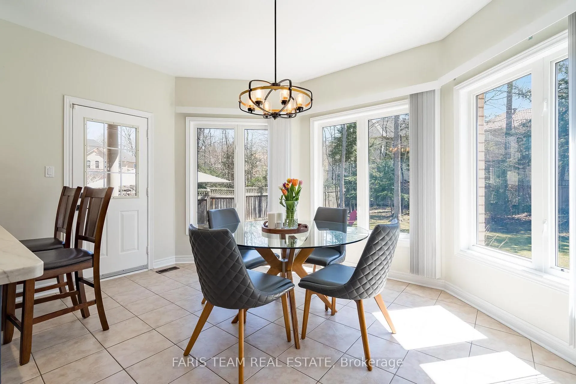 Photo 8 of 28 Camelot Square, Barrie, Innis-Shore — HOMEH