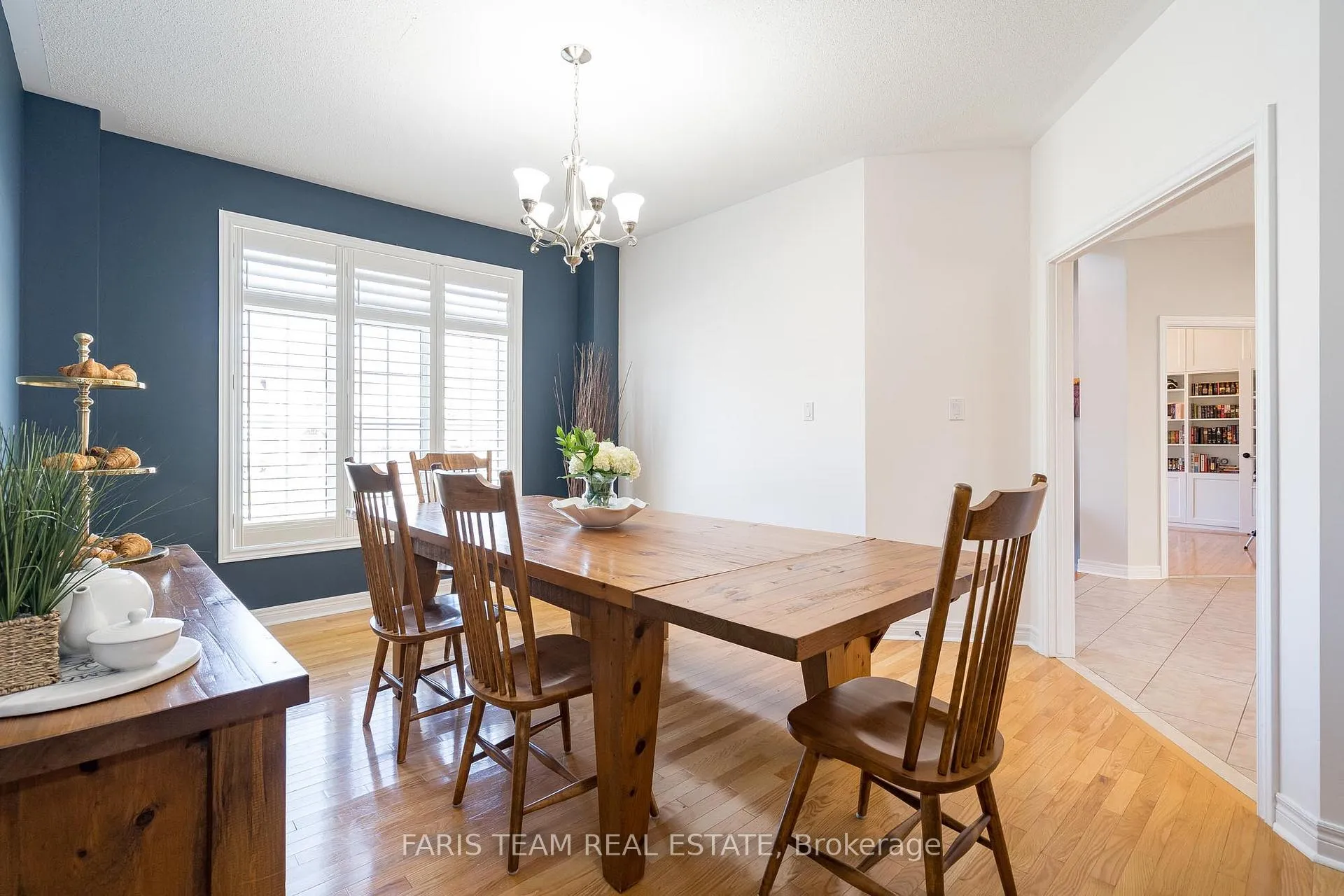 Photo 9 of 28 Camelot Square, Barrie, Innis-Shore — HOMEH