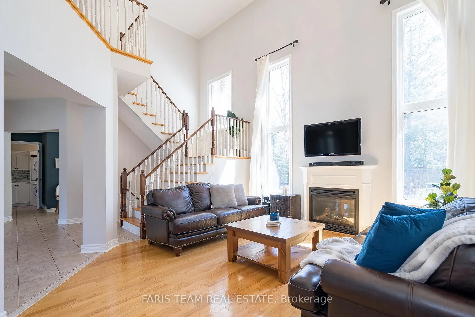 Photo 10 of 28 Camelot Square, Barrie, Innis-Shore — HOMEH