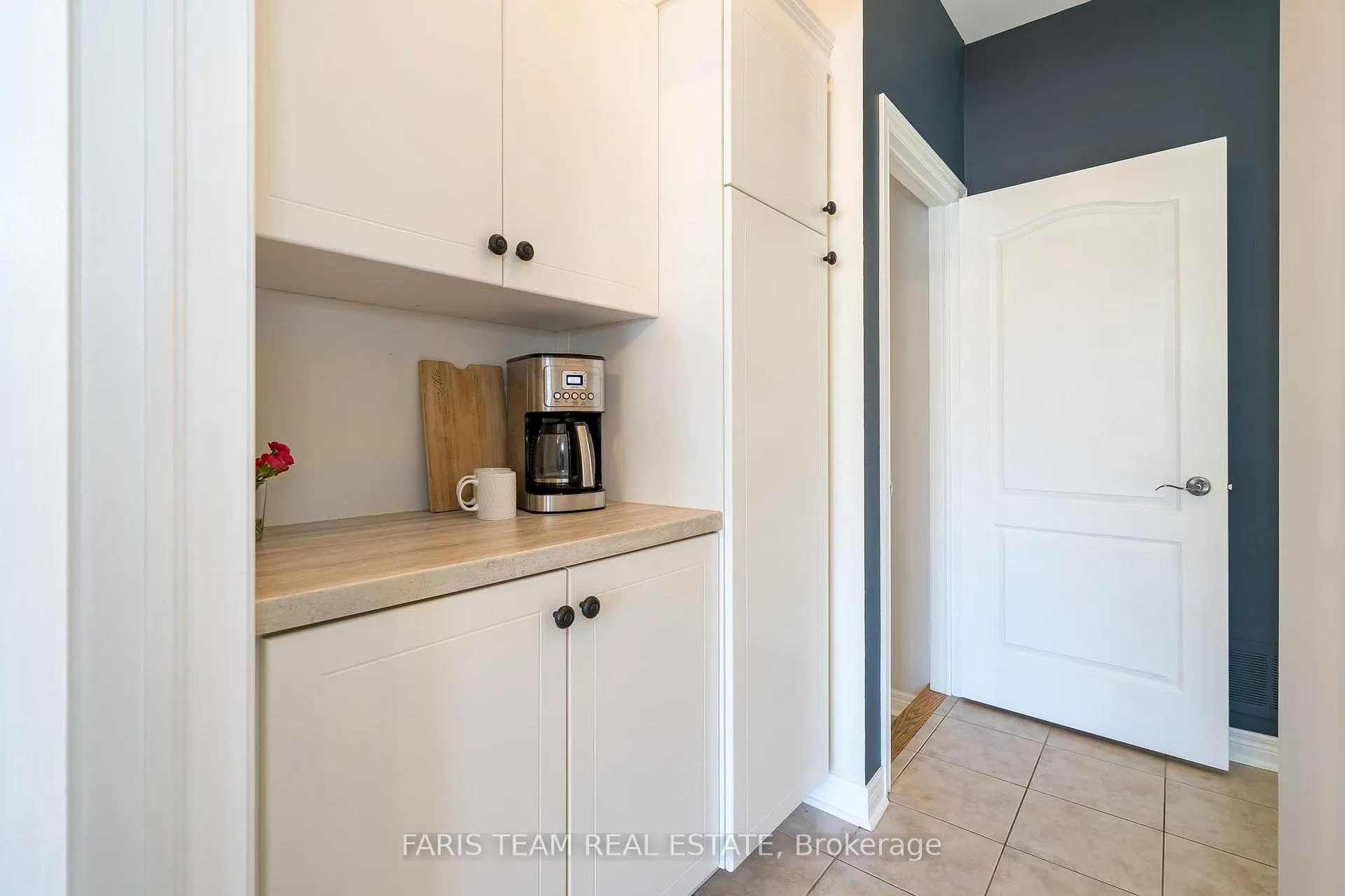 Photo 13 of 28 Camelot Square, Barrie, Innis-Shore — HOMEH