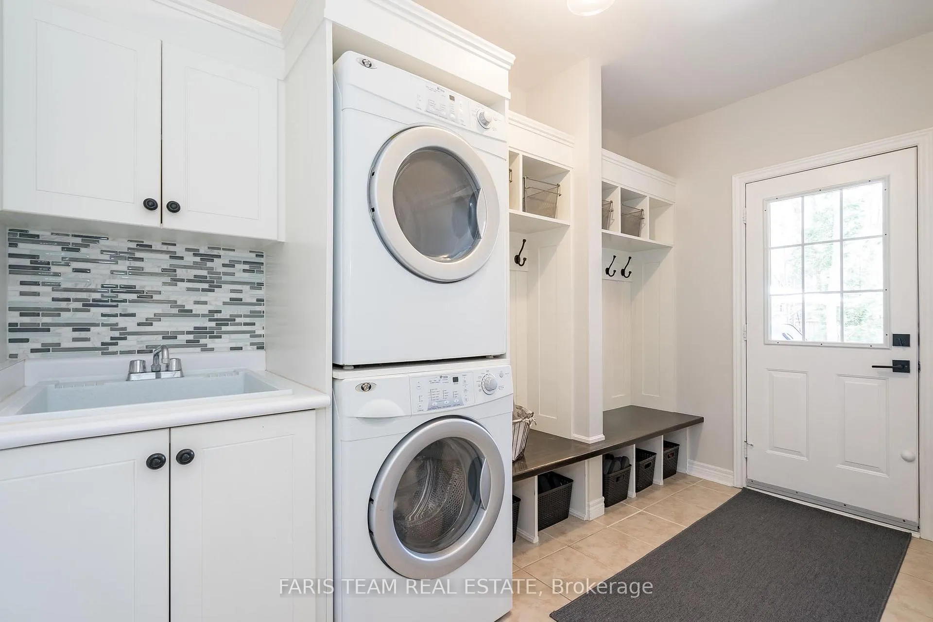 Photo 15 of 28 Camelot Square, Barrie, Innis-Shore — HOMEH