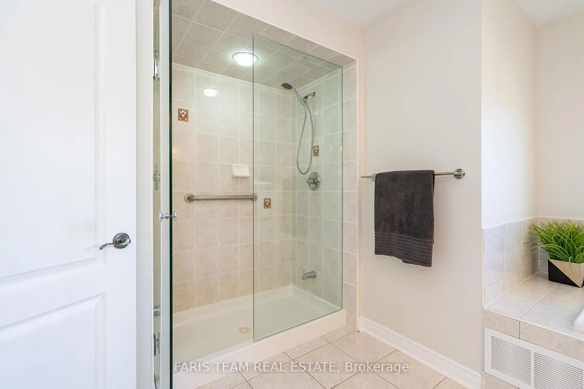 Photo 19 of 28 Camelot Square, Barrie, Innis-Shore — HOMEH