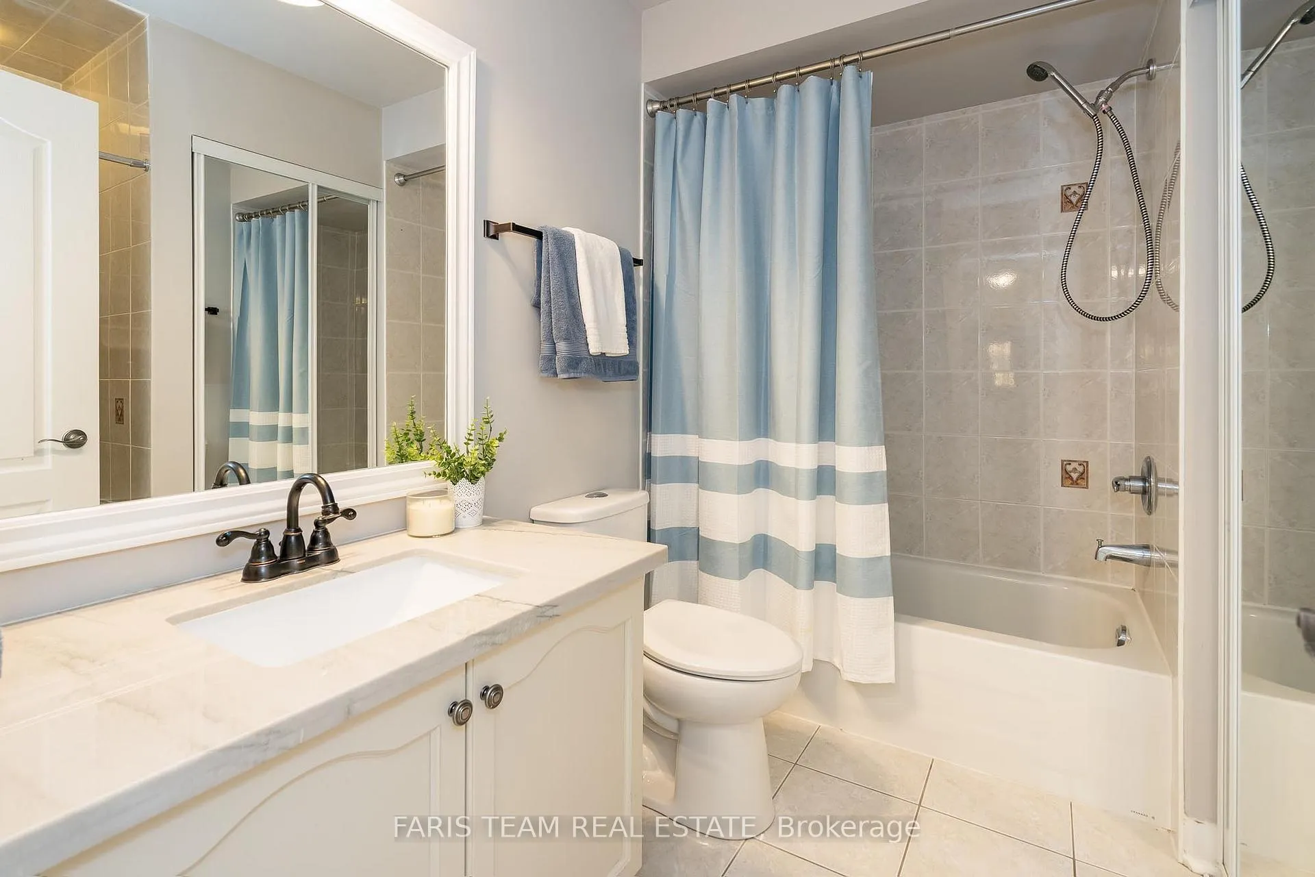 Photo 24 of 28 Camelot Square, Barrie, Innis-Shore — HOMEH