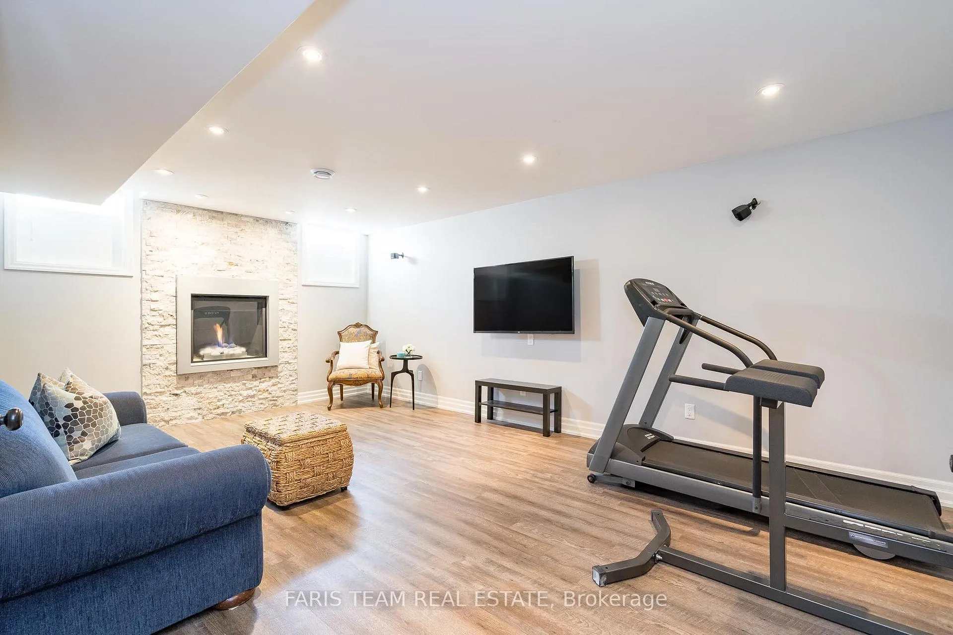 Photo 26 of 28 Camelot Square, Barrie, Innis-Shore — HOMEH