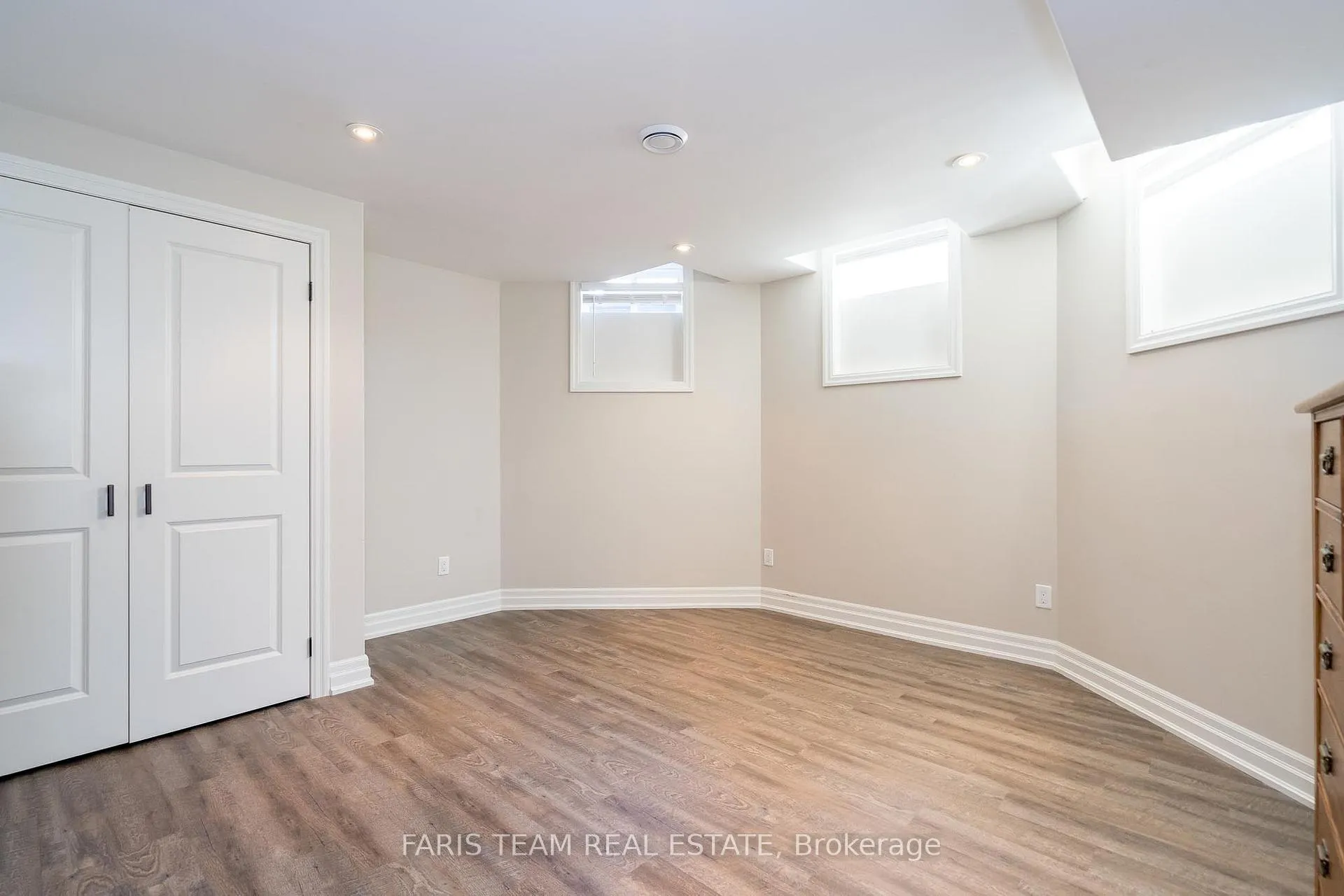Photo 29 of 28 Camelot Square, Barrie, Innis-Shore — HOMEH