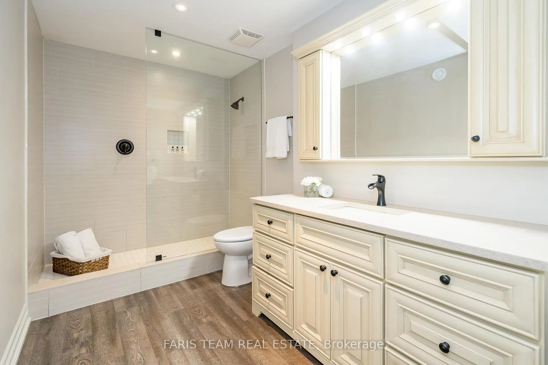 Photo 30 of 28 Camelot Square, Barrie, Innis-Shore — HOMEH