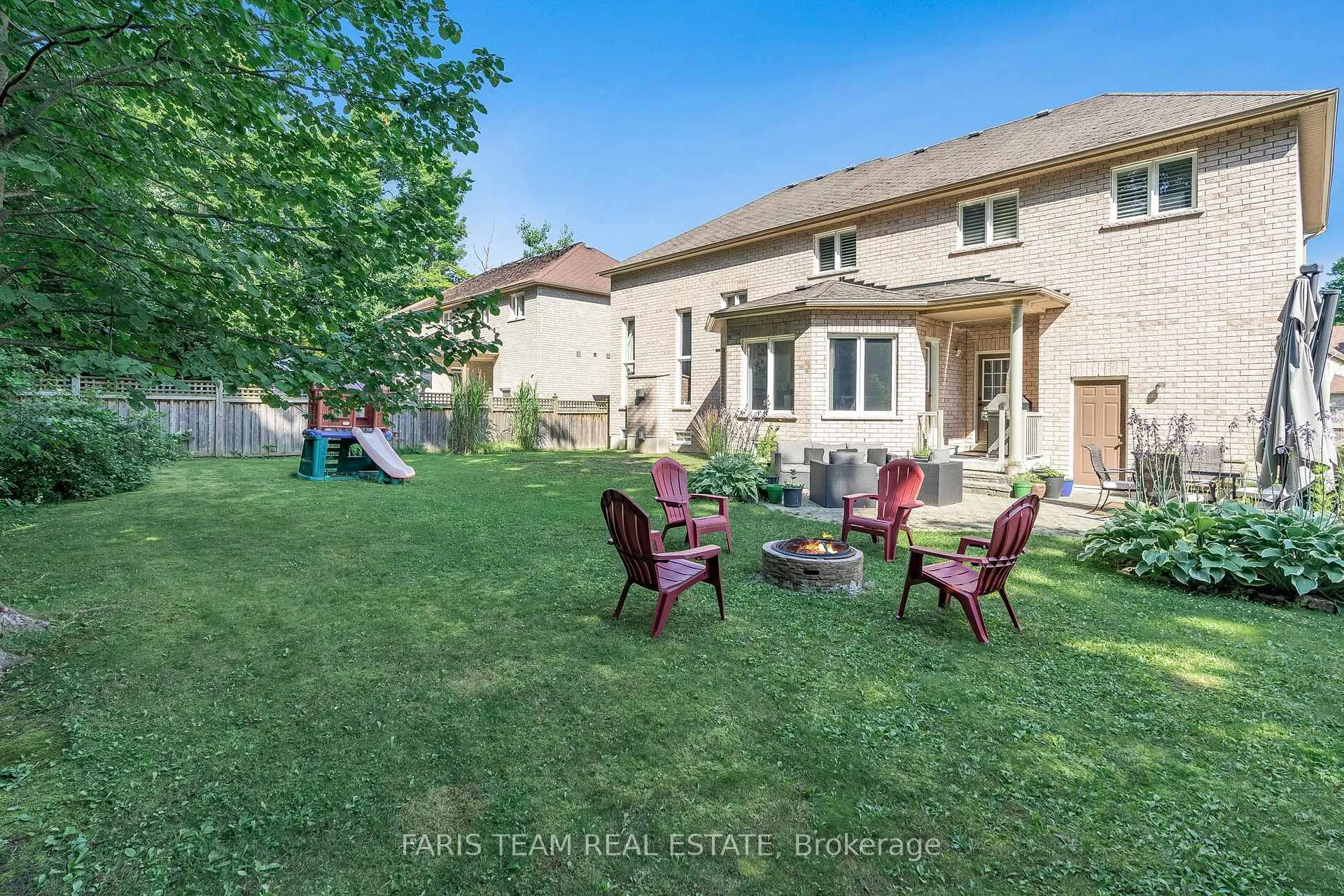 Photo 32 of 28 Camelot Square, Barrie, Innis-Shore — HOMEH