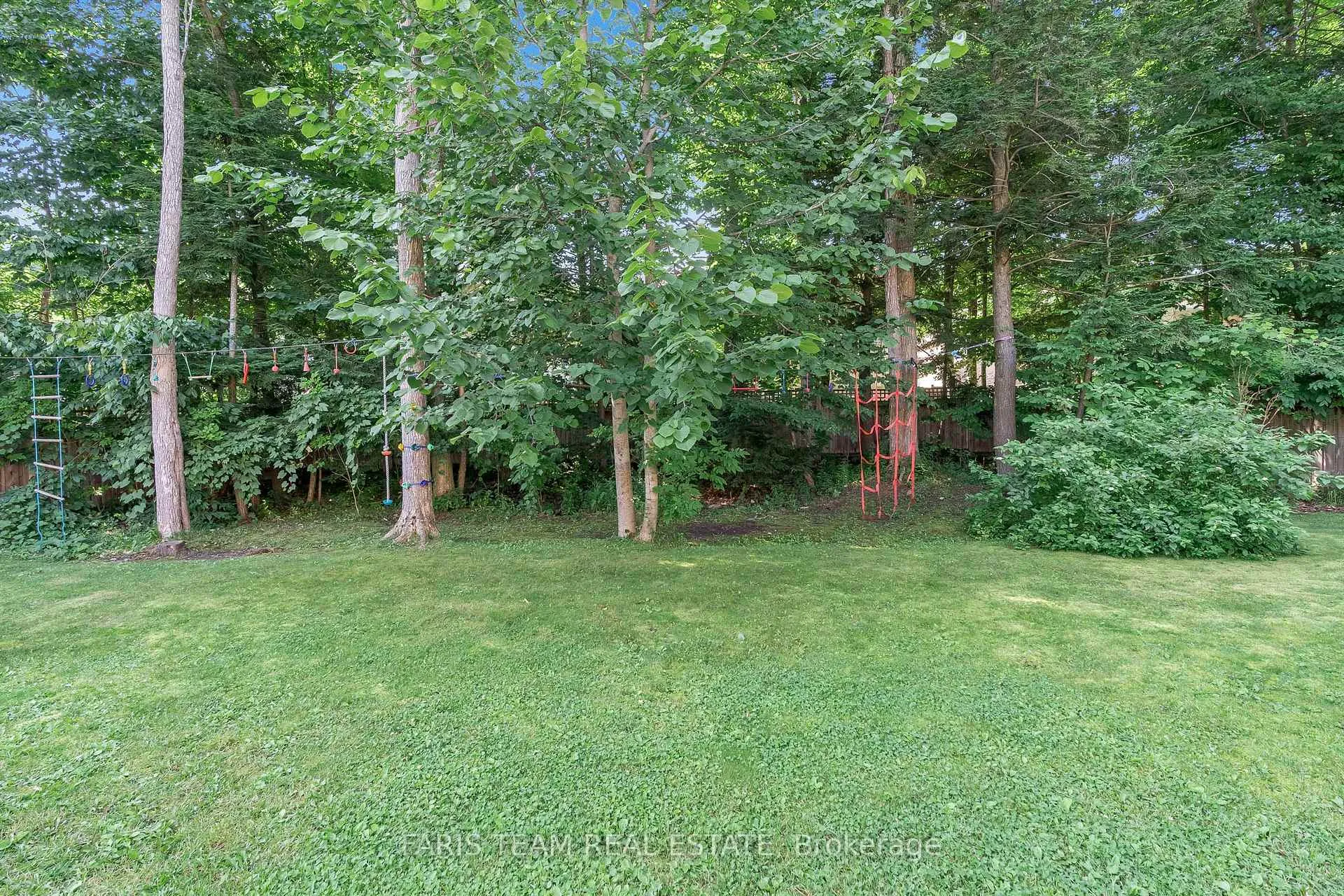 Photo 33 of 28 Camelot Square, Barrie, Innis-Shore — HOMEH
