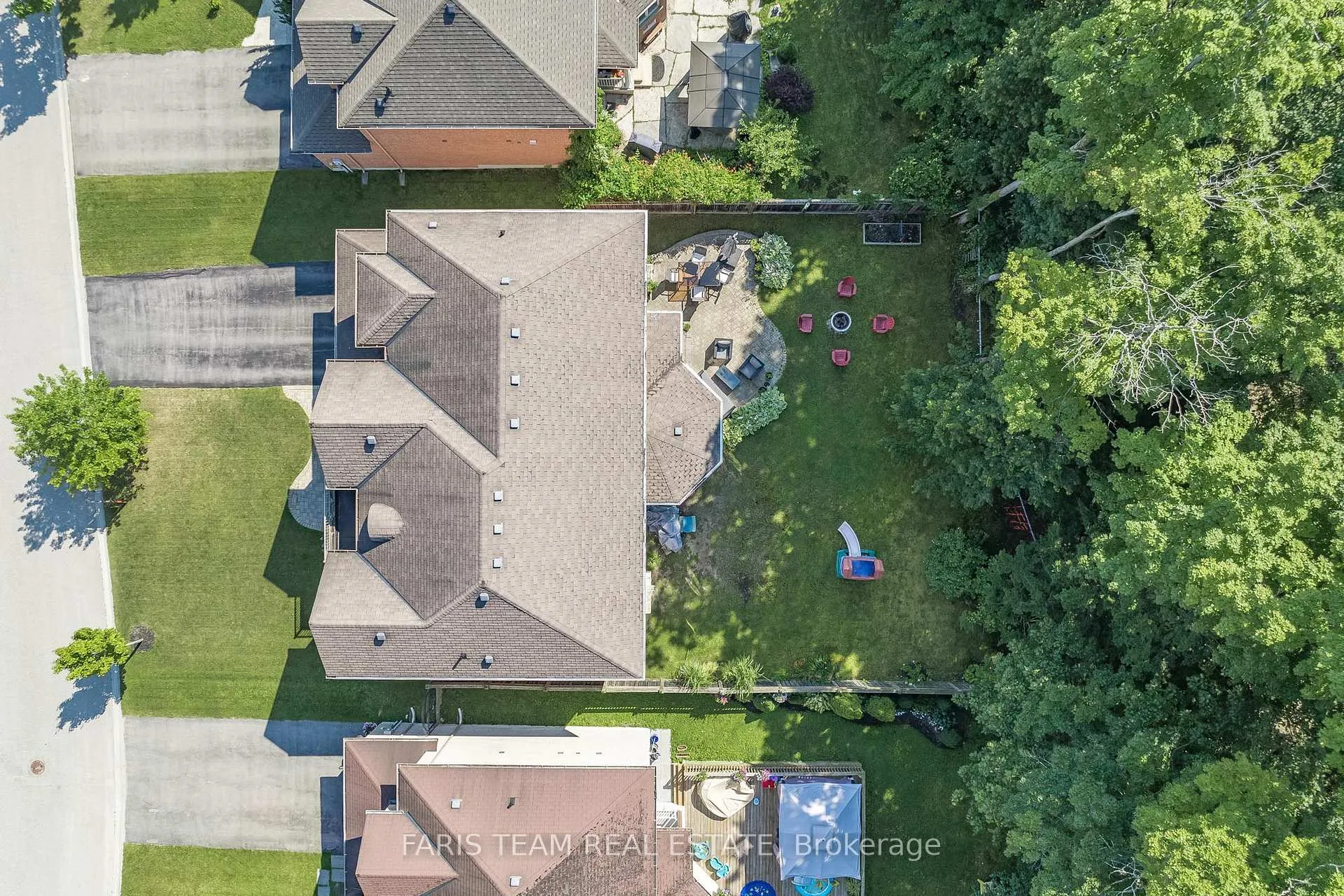 Photo 35 of 28 Camelot Square, Barrie, Innis-Shore — HOMEH