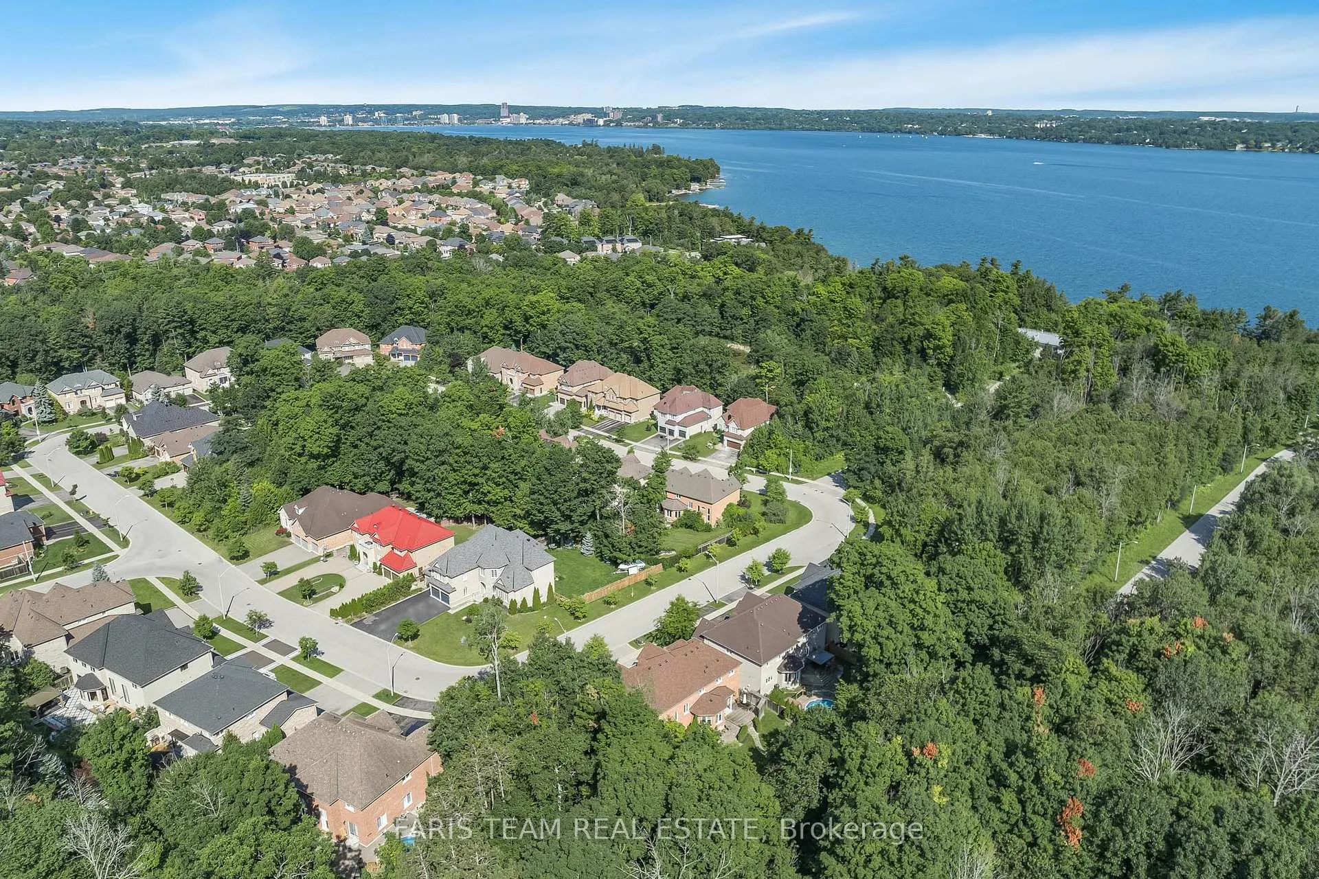 Photo 36 of 28 Camelot Square, Barrie, Innis-Shore — HOMEH