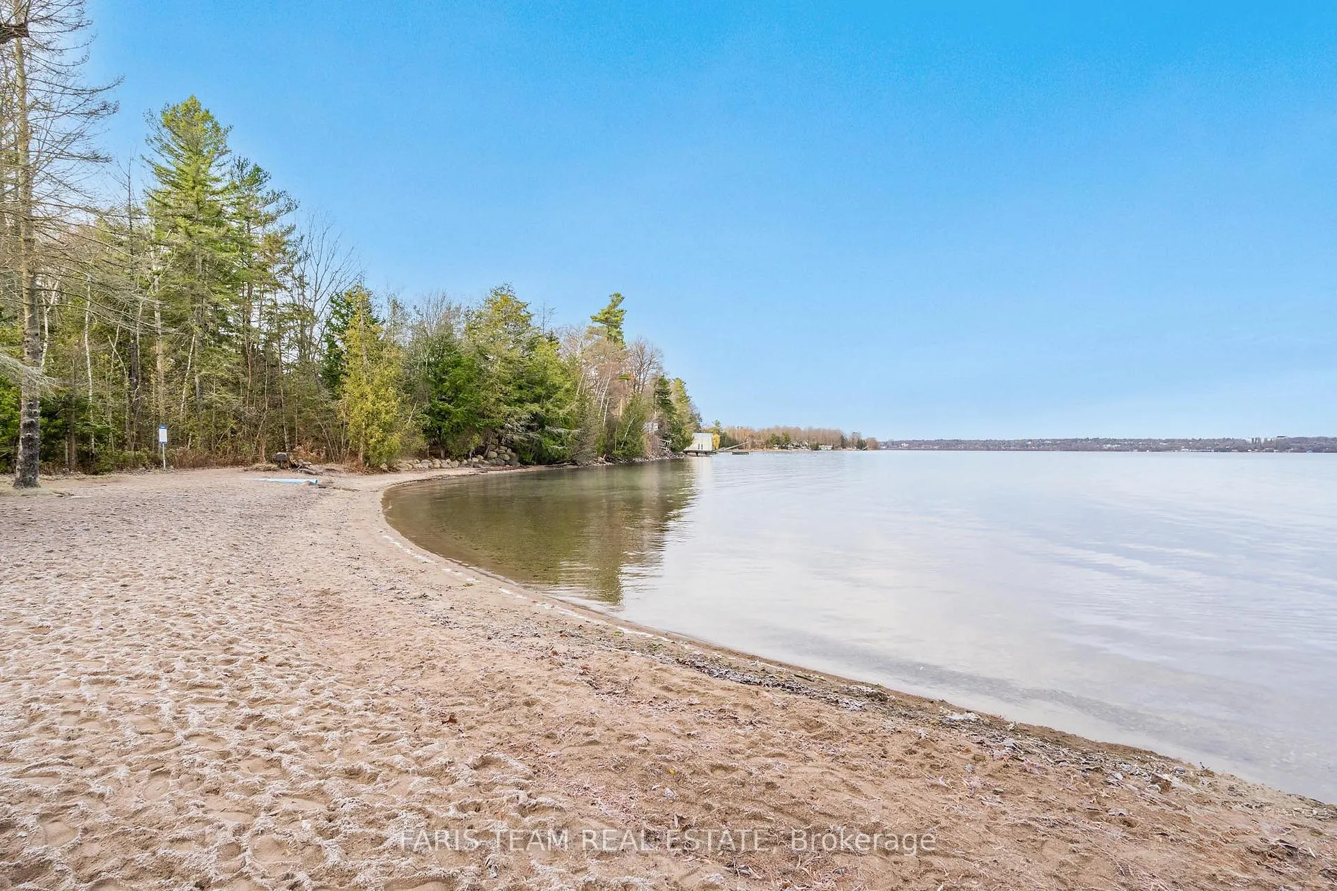 Photo 38 of 28 Camelot Square, Barrie, Innis-Shore — HOMEH