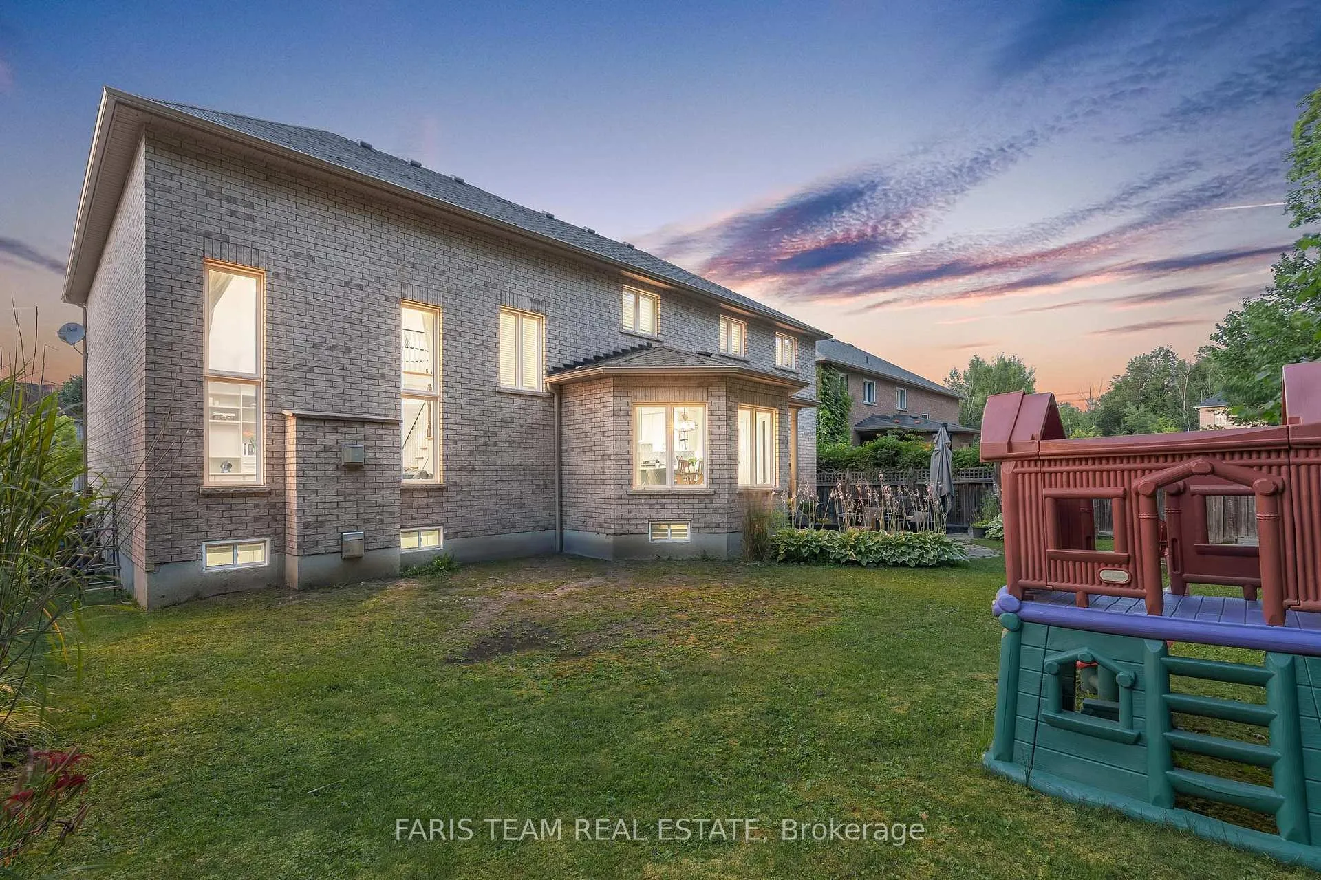 Photo 40 of 28 Camelot Square, Barrie, Innis-Shore — HOMEH