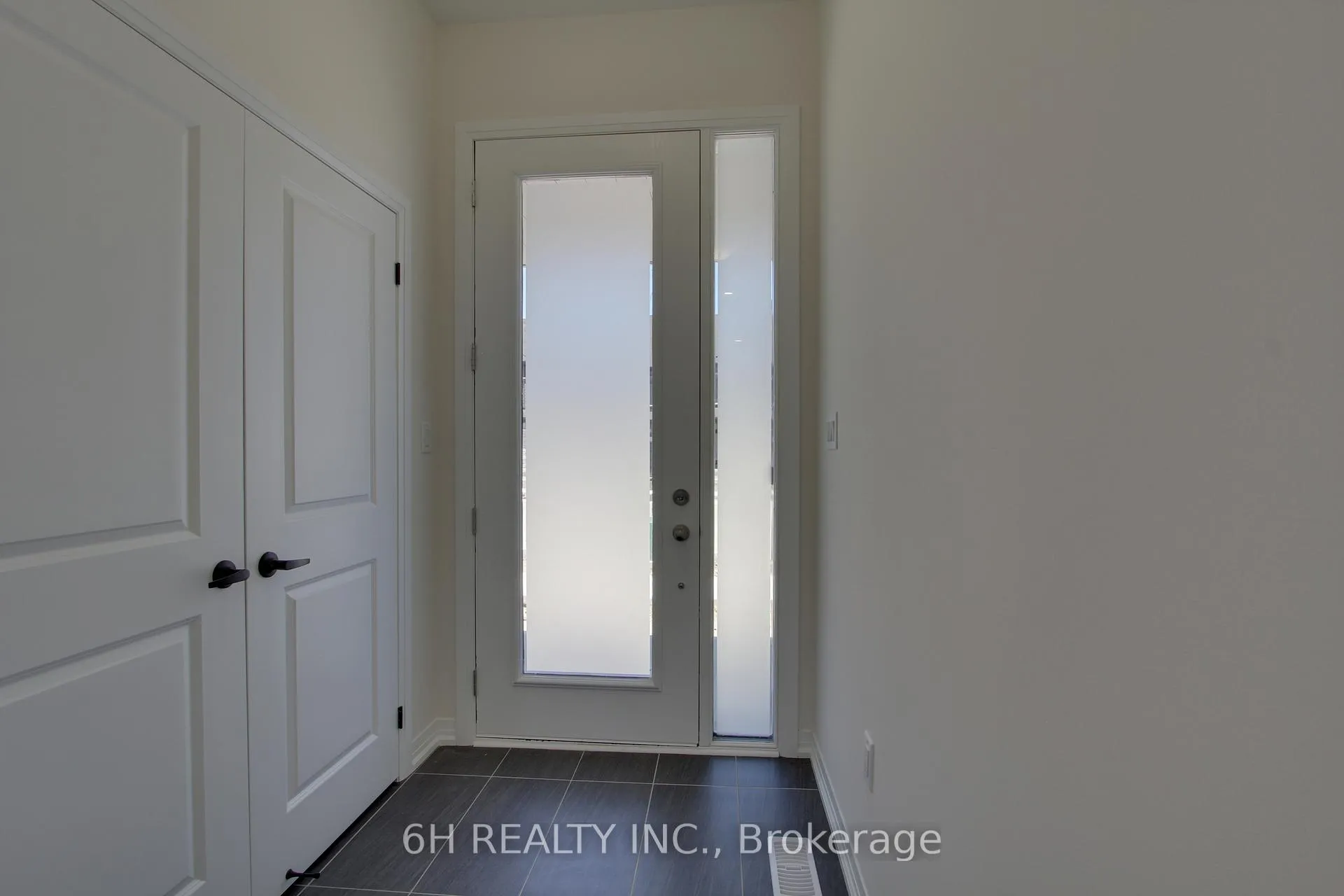 Photo 3 of 2612 Hibiscus Drive, Pickering, Rural Pickering — HOMEH