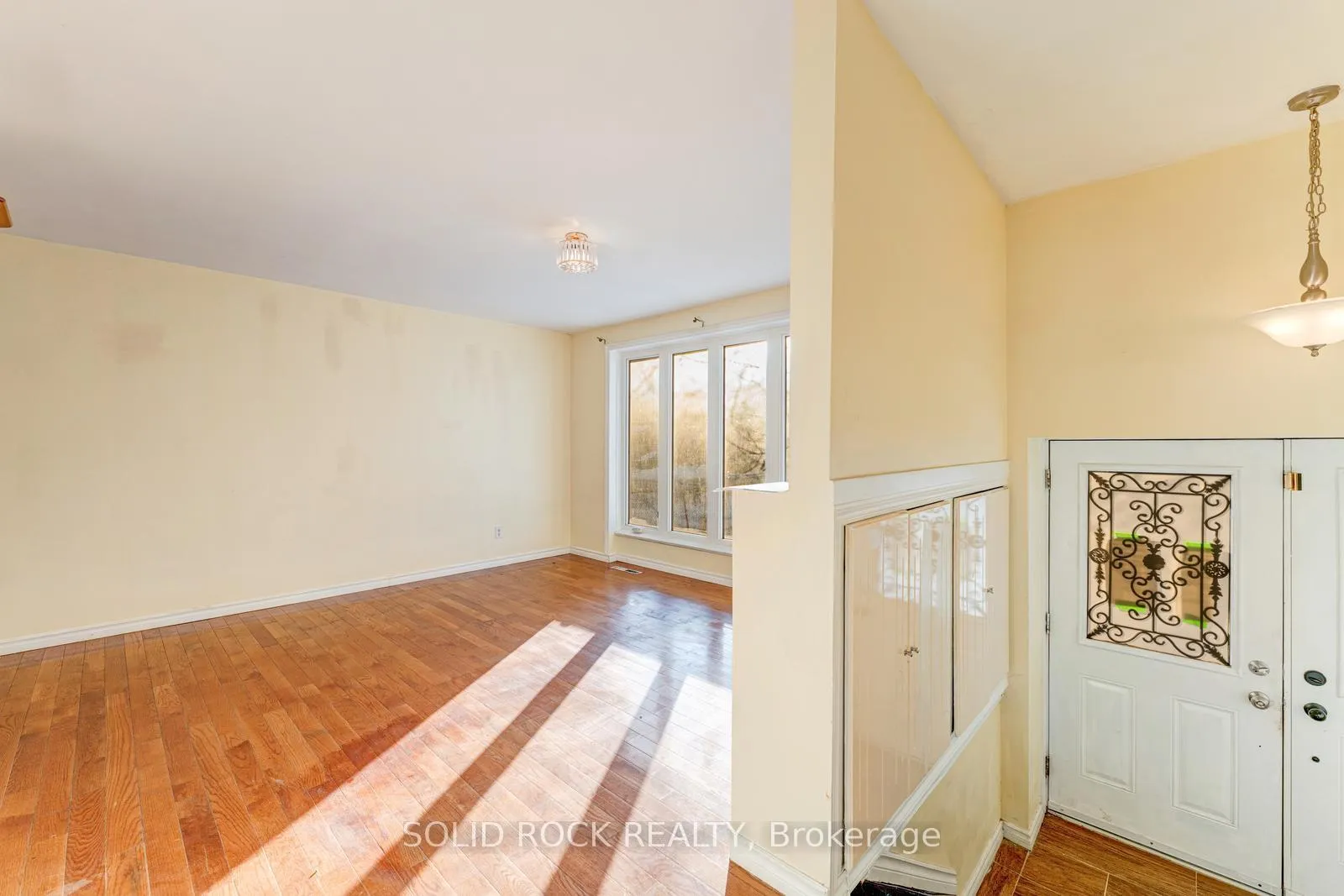 Photo 4 of 33 Elfreda Boulevard, Scarborough, Clairlea-Birchmount — HOMEH