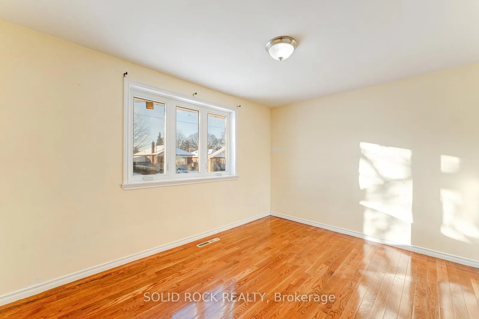 Photo 10 of 33 Elfreda Boulevard, Scarborough, Clairlea-Birchmount — HOMEH