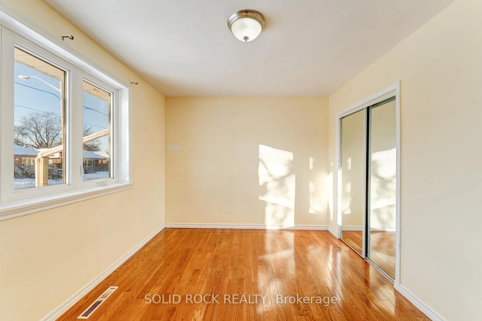 Photo 11 of 33 Elfreda Boulevard, Scarborough, Clairlea-Birchmount — HOMEH