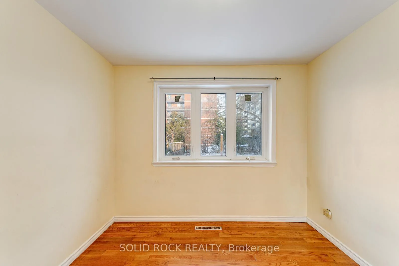 Photo 13 of 33 Elfreda Boulevard, Scarborough, Clairlea-Birchmount — HOMEH