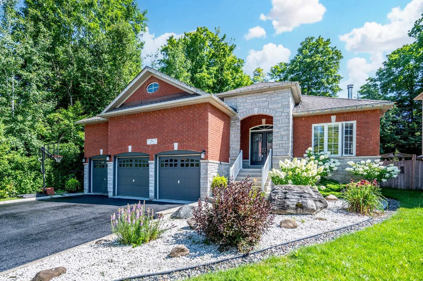 Photo 1 of 34 Camelot Square, Barrie, Innis-Shore — HOMEH