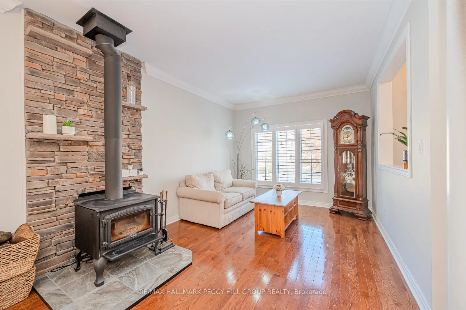 Photo 3 of 34 Camelot Square, Barrie, Innis-Shore — HOMEH