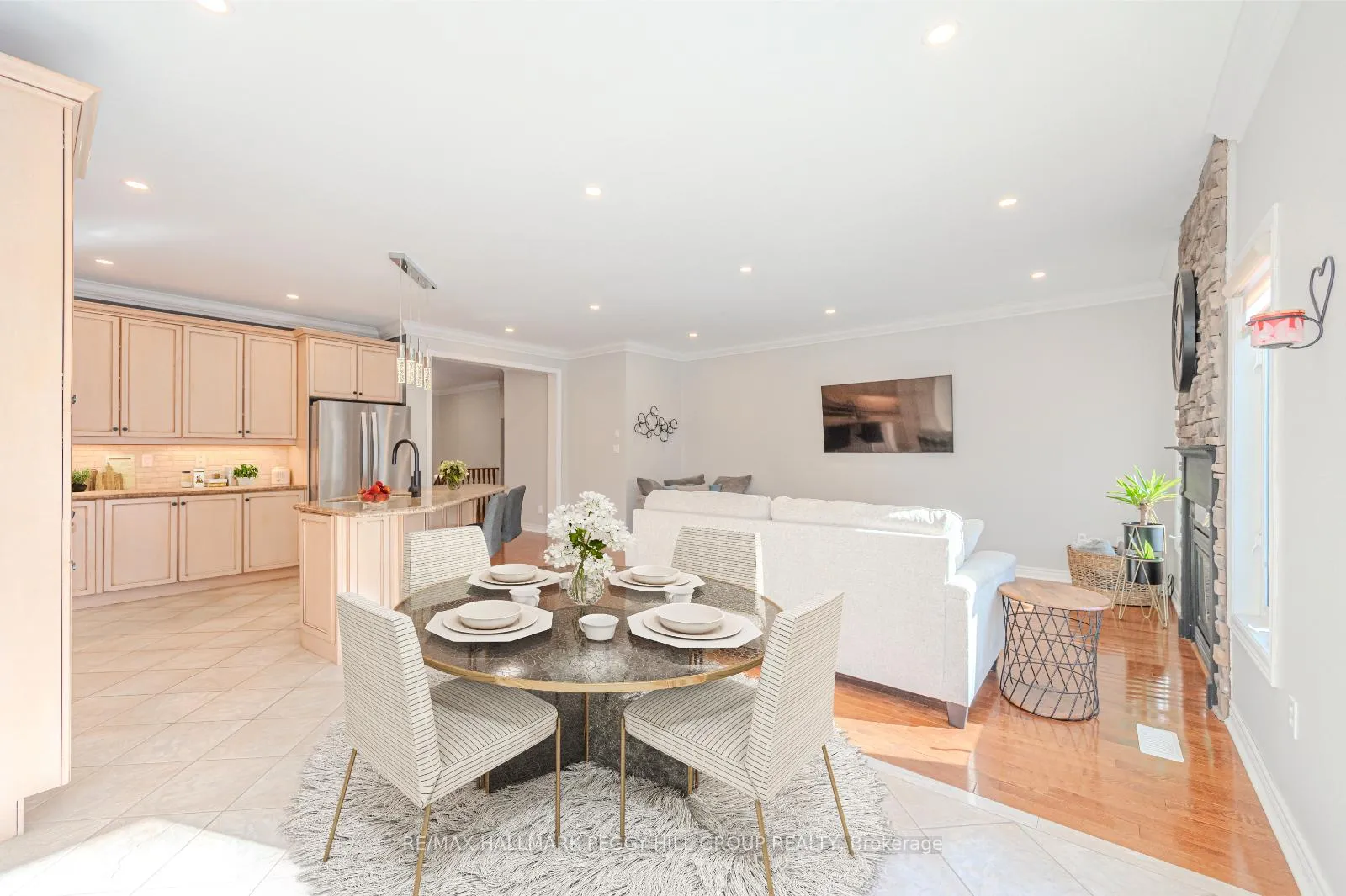 Photo 5 of 34 Camelot Square, Barrie, Innis-Shore — HOMEH
