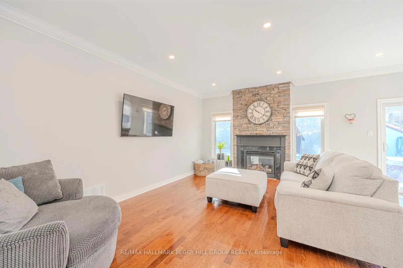 Photo 6 of 34 Camelot Square, Barrie, Innis-Shore — HOMEH