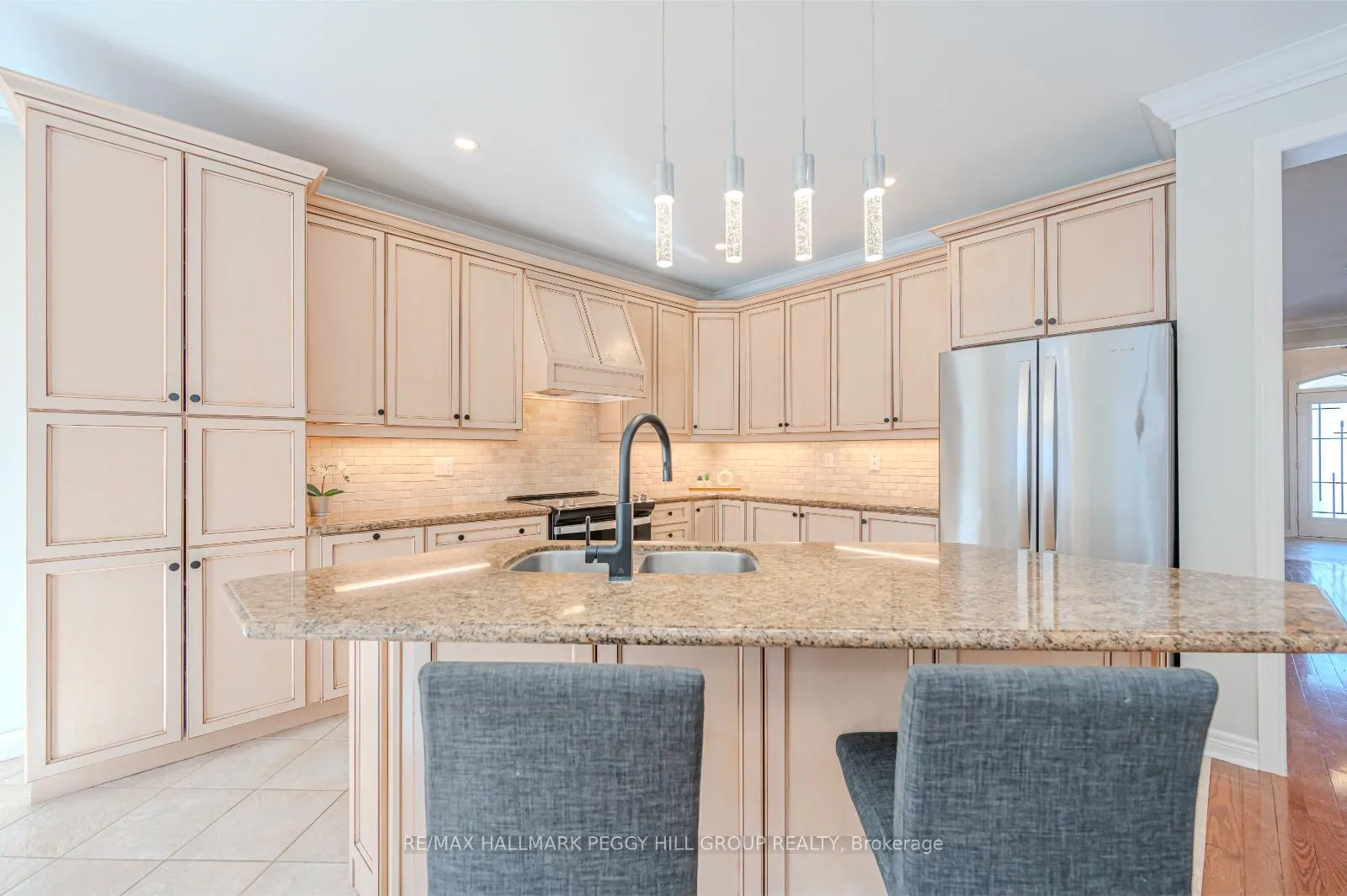 Photo 7 of 34 Camelot Square, Barrie, Innis-Shore — HOMEH