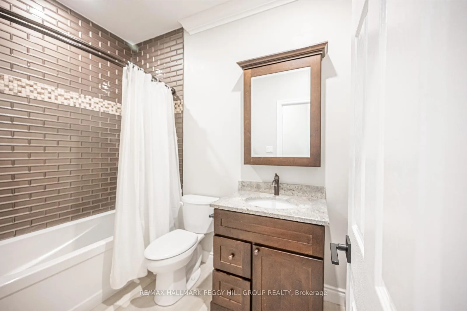 Photo 12 of 34 Camelot Square, Barrie, Innis-Shore — HOMEH