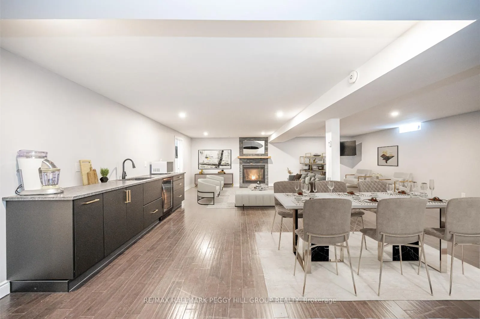 Photo 13 of 34 Camelot Square, Barrie, Innis-Shore — HOMEH