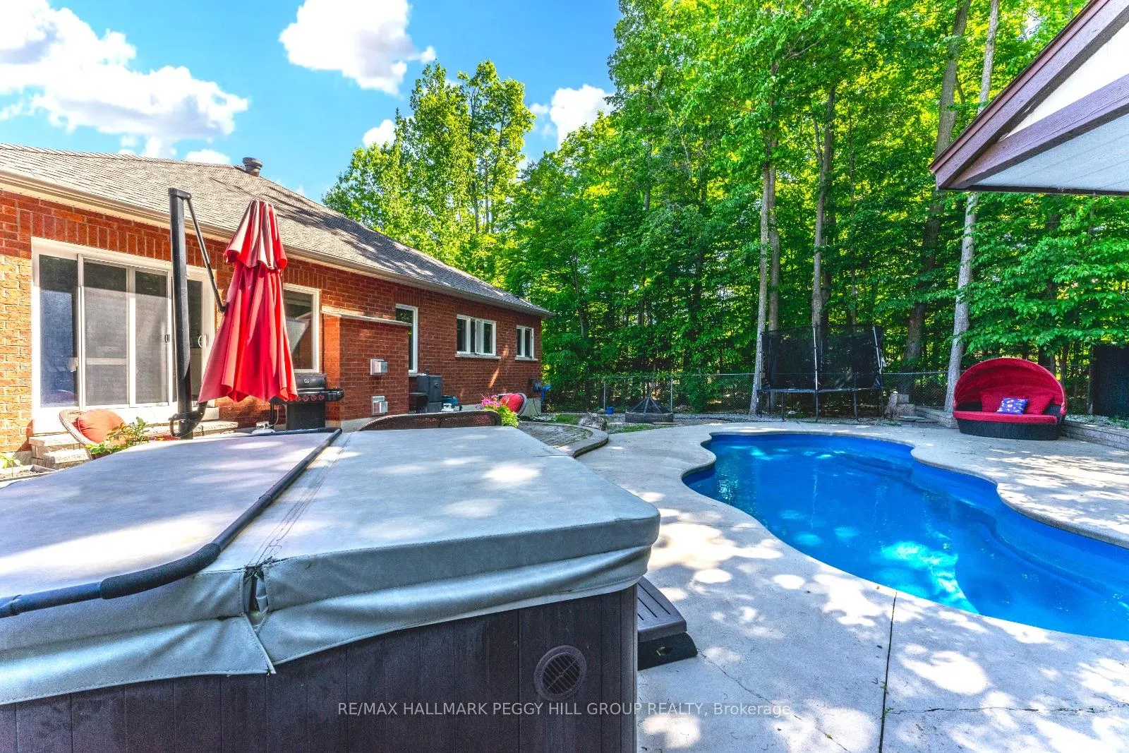 Photo 17 of 34 Camelot Square, Barrie, Innis-Shore — HOMEH