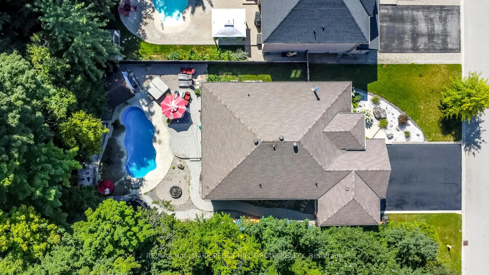 Photo 18 of 34 Camelot Square, Barrie, Innis-Shore — HOMEH