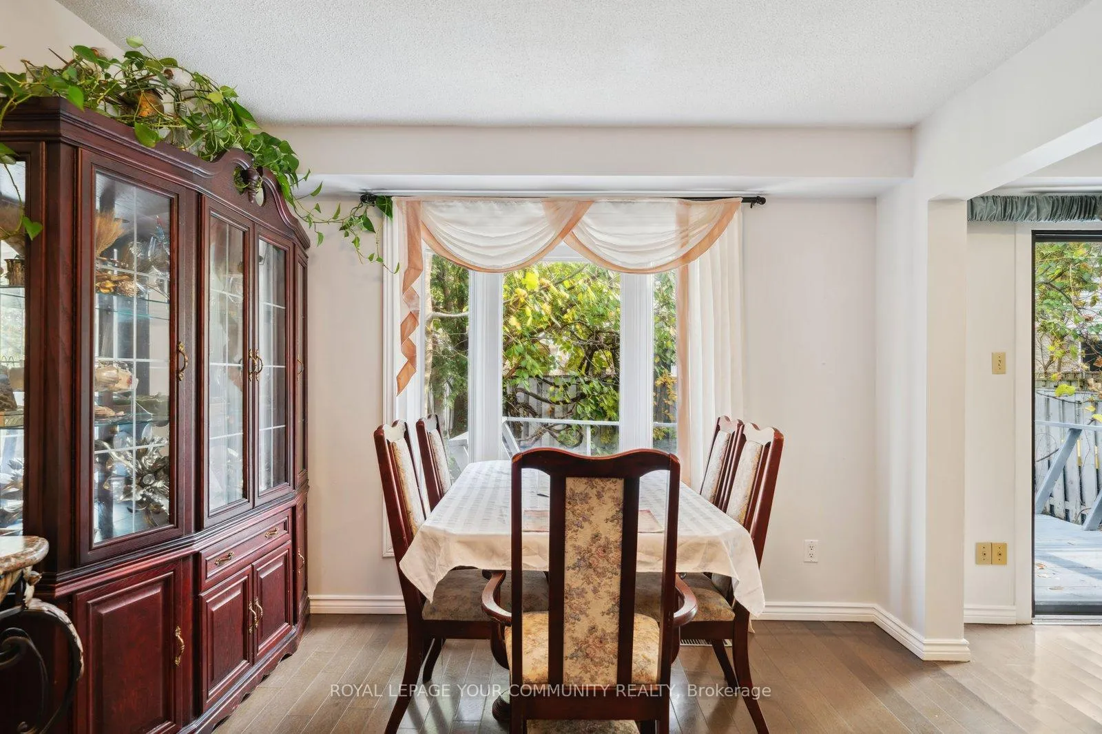 Photo 8 of 154 Lisa Crescent, Vaughan, Crestwood-Springfarm-Yorkhill — HOMEH