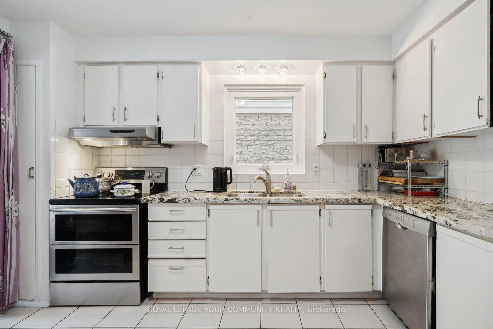 Photo 14 of 154 Lisa Crescent, Vaughan, Crestwood-Springfarm-Yorkhill — HOMEH