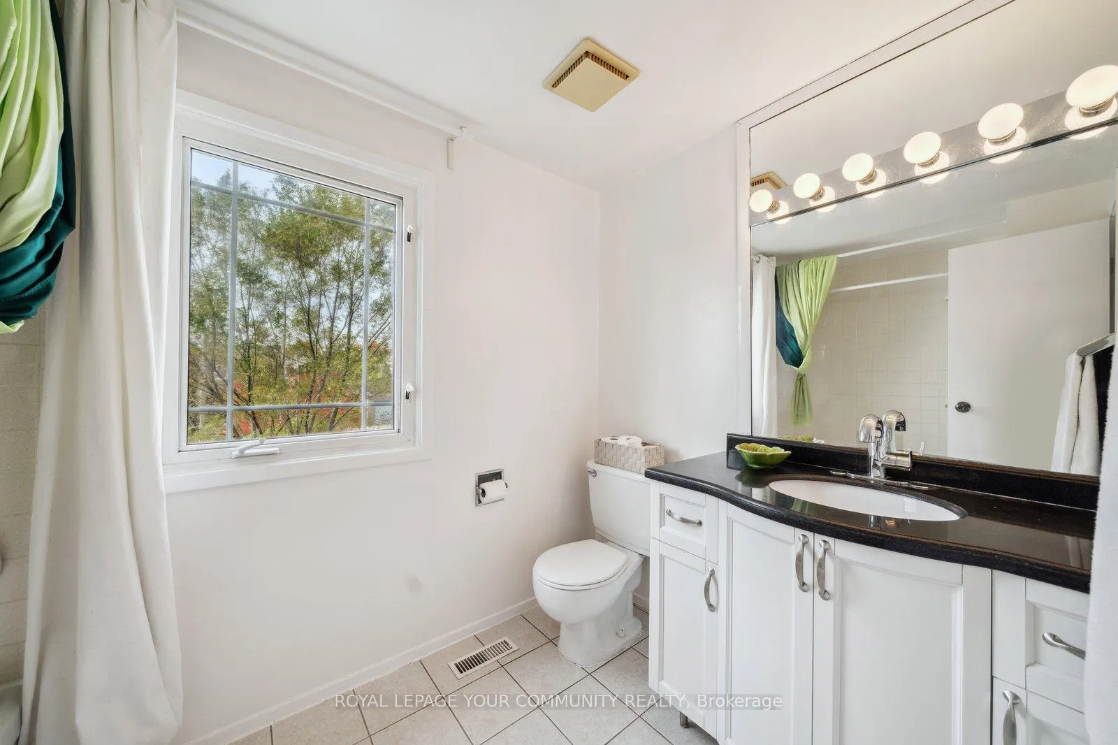 Photo 15 of 154 Lisa Crescent, Vaughan, Crestwood-Springfarm-Yorkhill — HOMEH