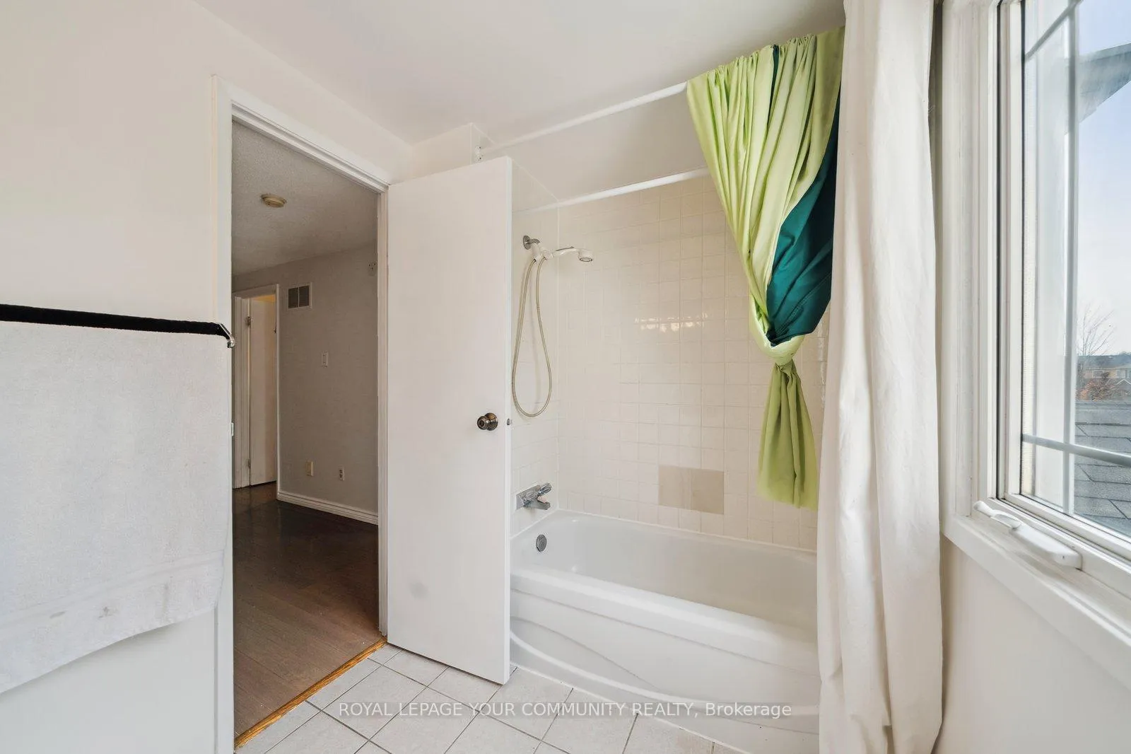 Photo 16 of 154 Lisa Crescent, Vaughan, Crestwood-Springfarm-Yorkhill — HOMEH