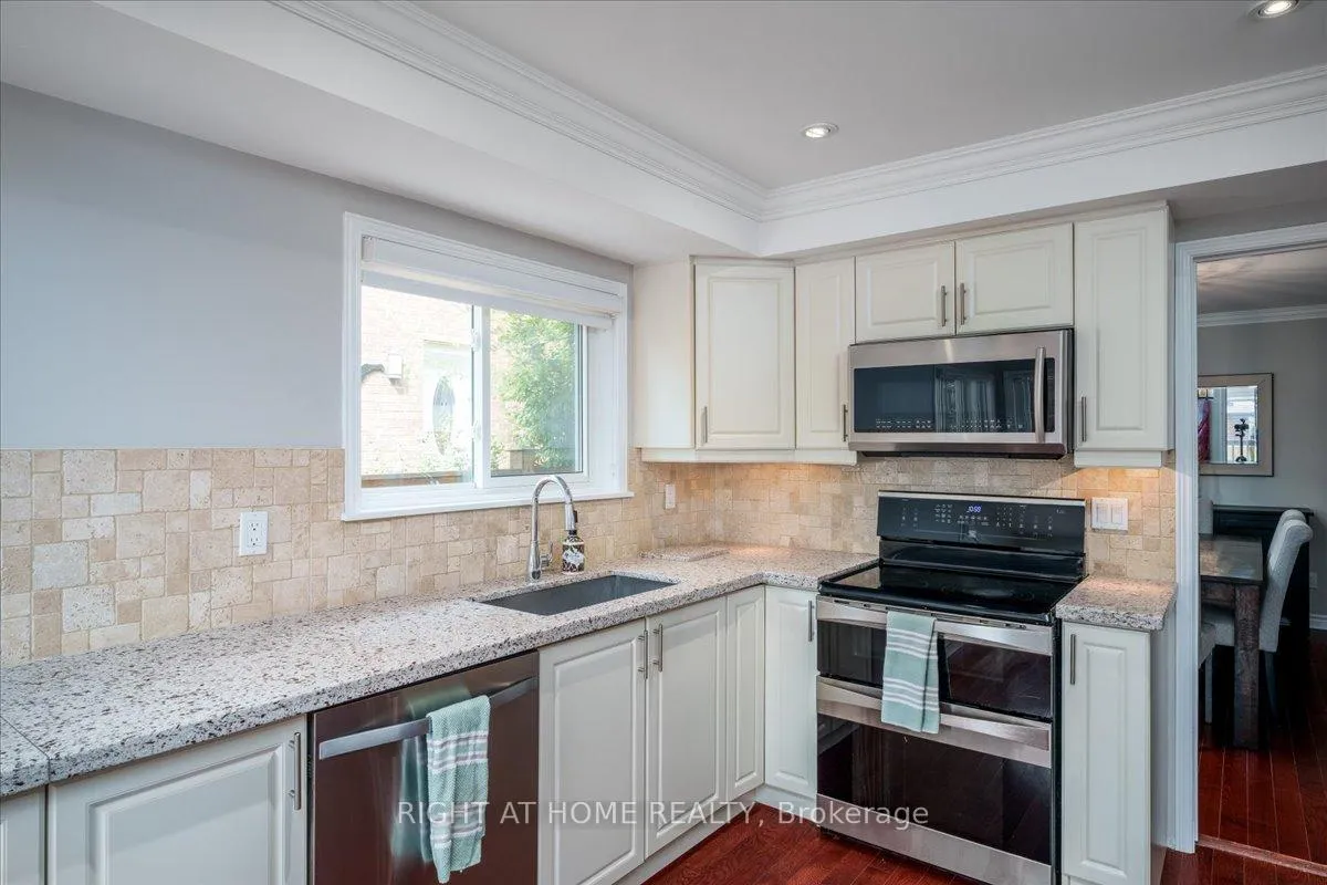 Photo 6 of 533 Braeburn Crescent, Pickering, Amberlea — HOMEH