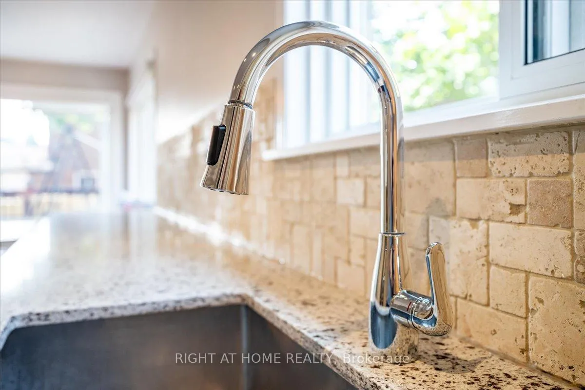 Photo 8 of 533 Braeburn Crescent, Pickering, Amberlea — HOMEH