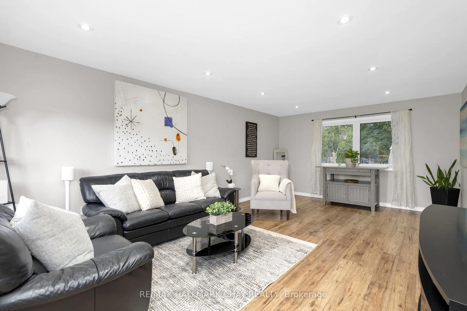 Photo 3 of 39 Elizabeth Street W, Clearview, Creemore — HOMEH