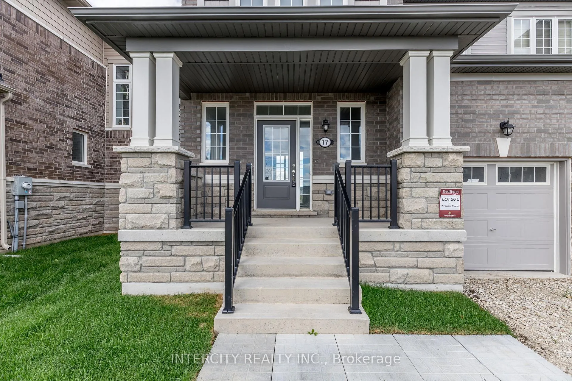 Photo 4 of 17 Mission Street, Wasaga Beach — HOMEH