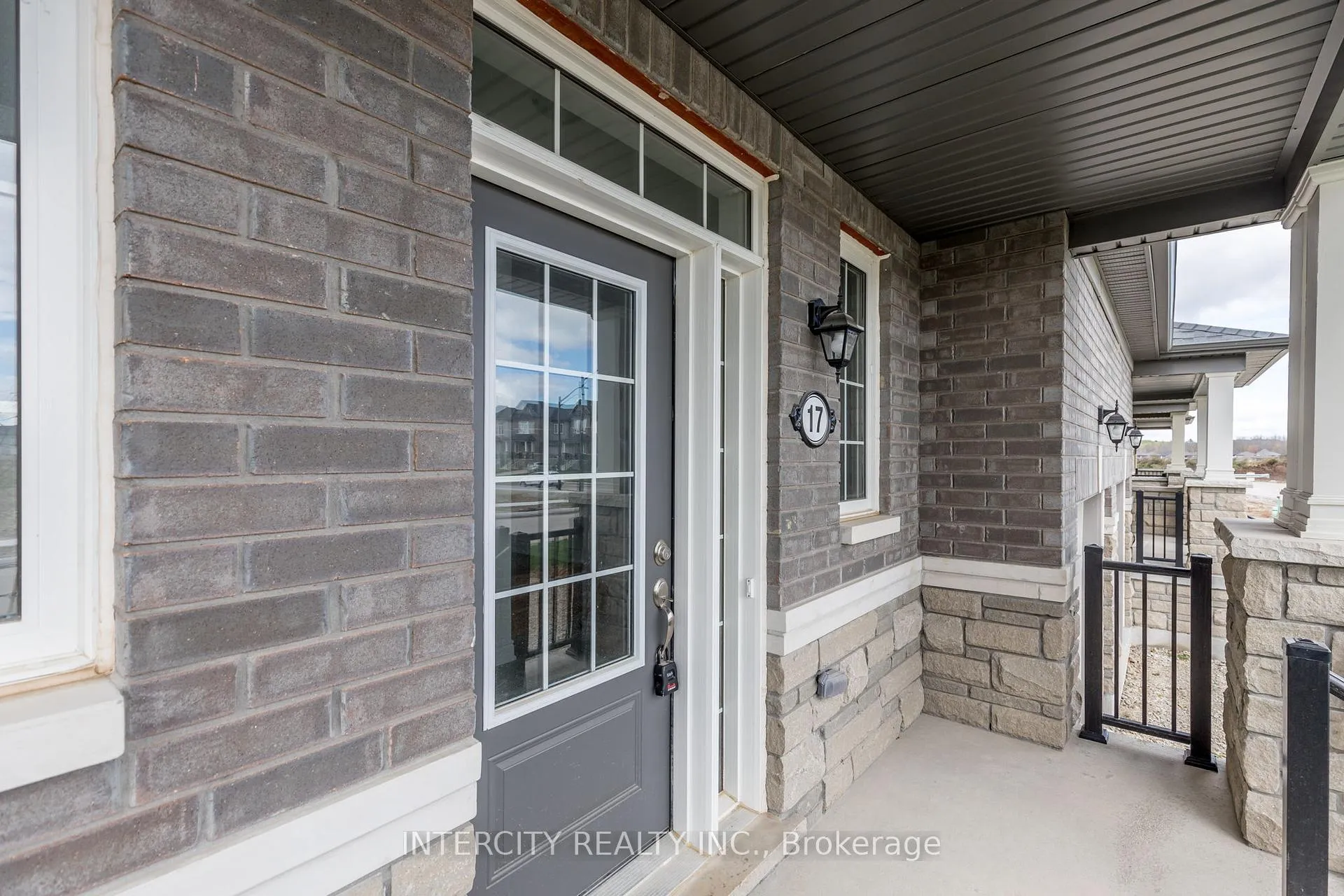 Photo 5 of 17 Mission Street, Wasaga Beach — HOMEH