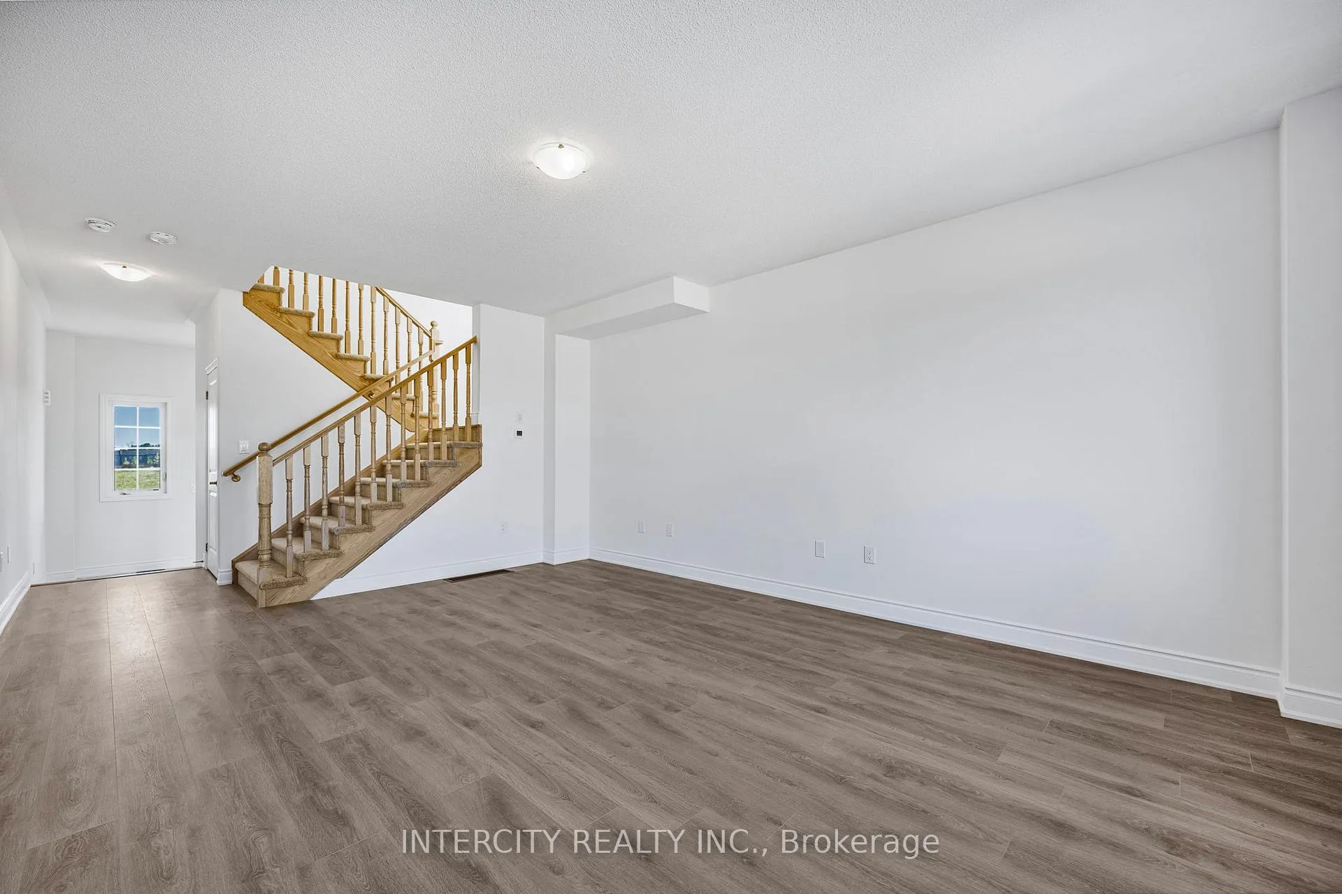 Photo 10 of 17 Mission Street, Wasaga Beach — HOMEH