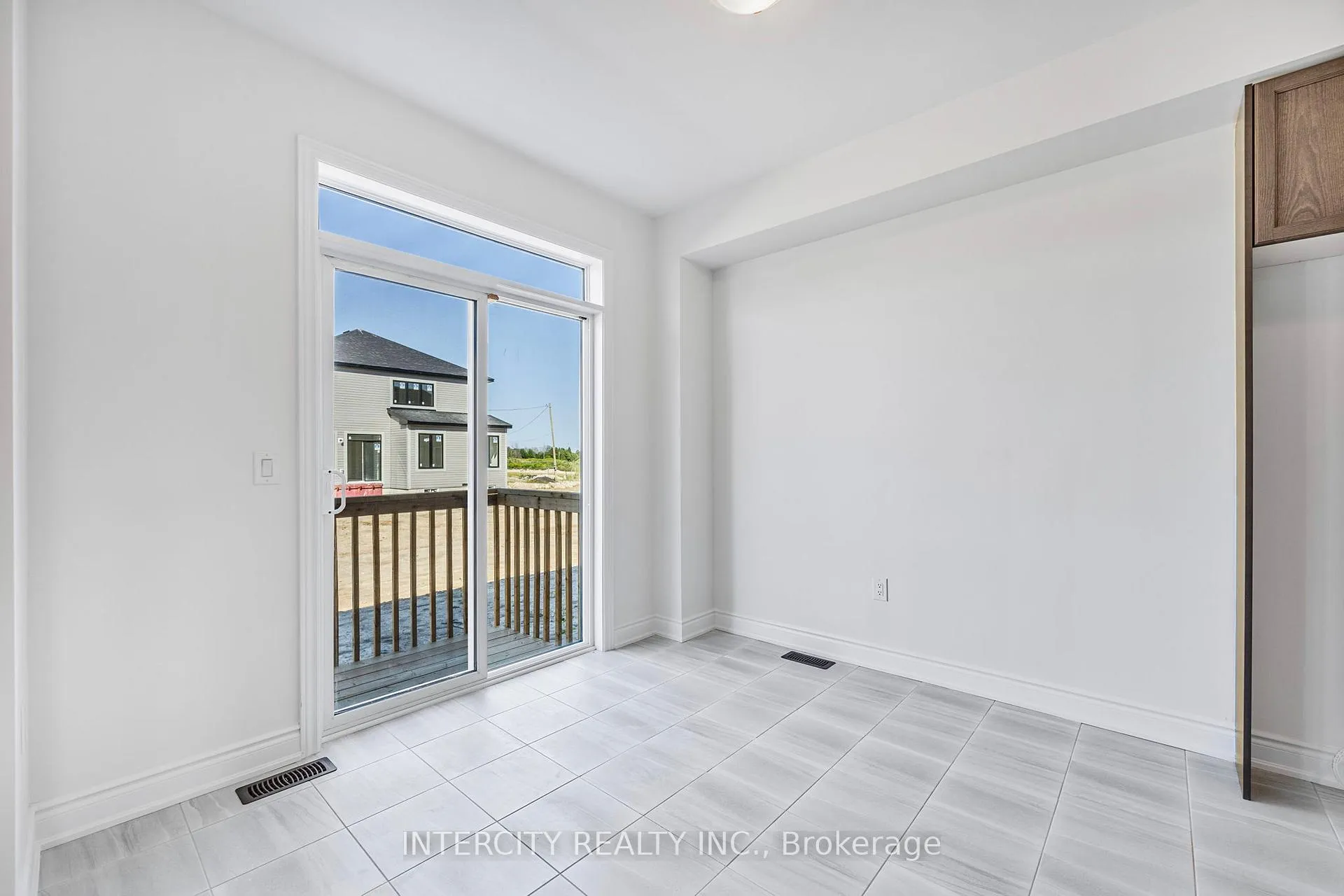 Photo 14 of 17 Mission Street, Wasaga Beach — HOMEH