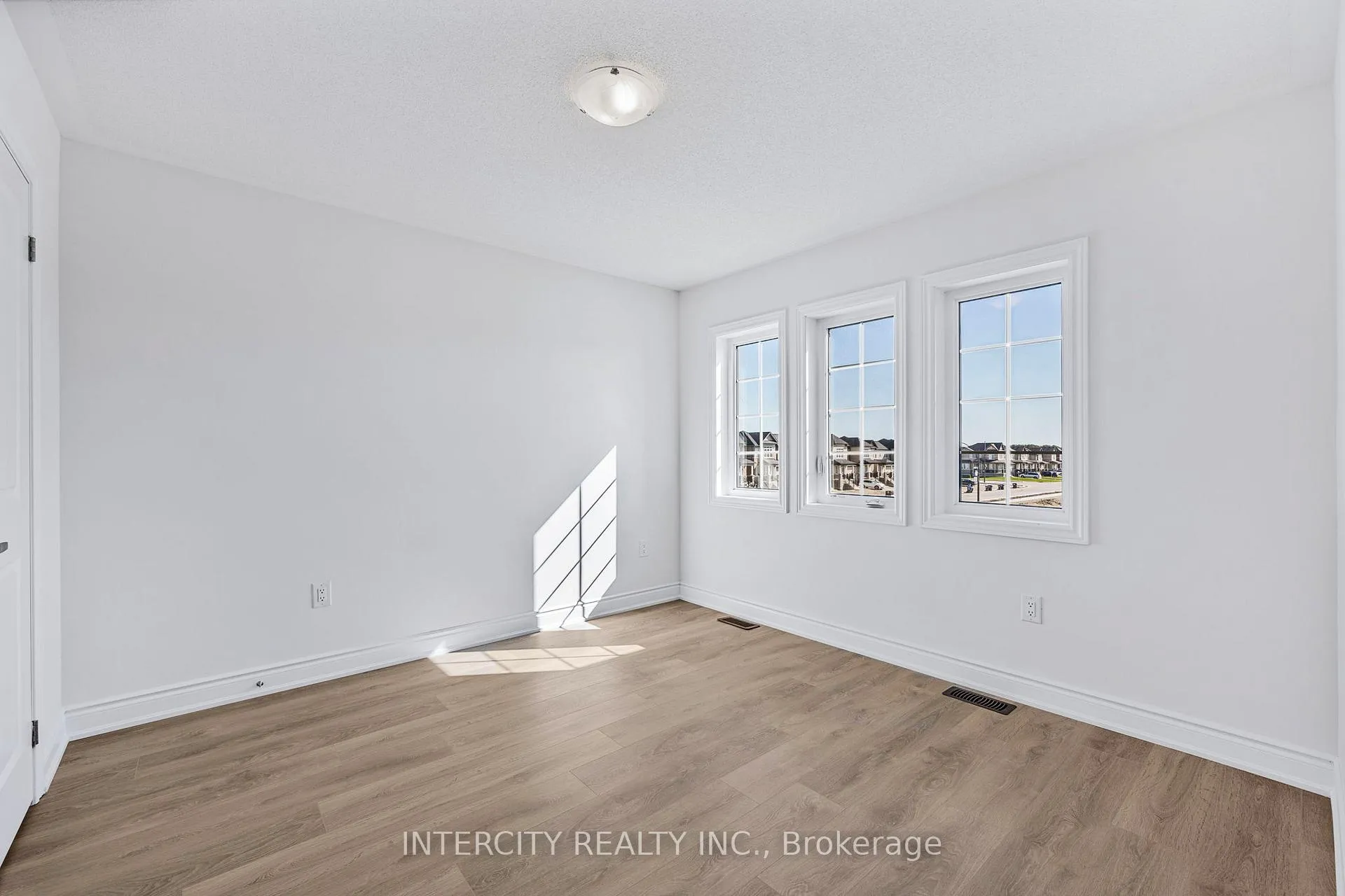 Photo 25 of 17 Mission Street, Wasaga Beach — HOMEH