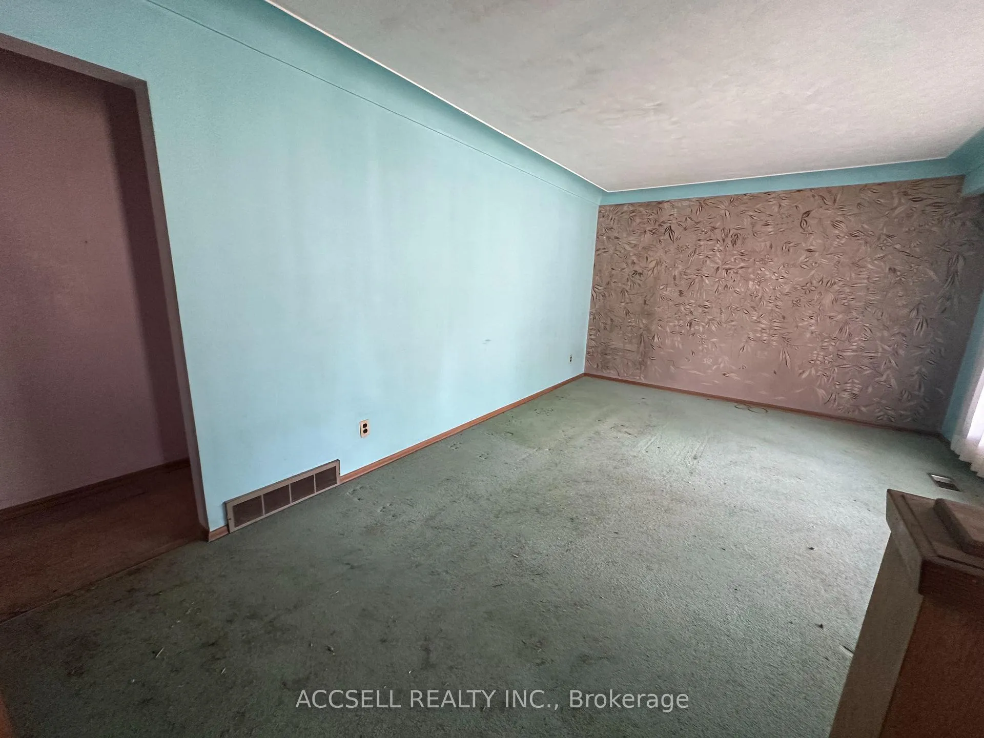 Photo 3 of 227 Dixon Street, Kitchener — HOMEH