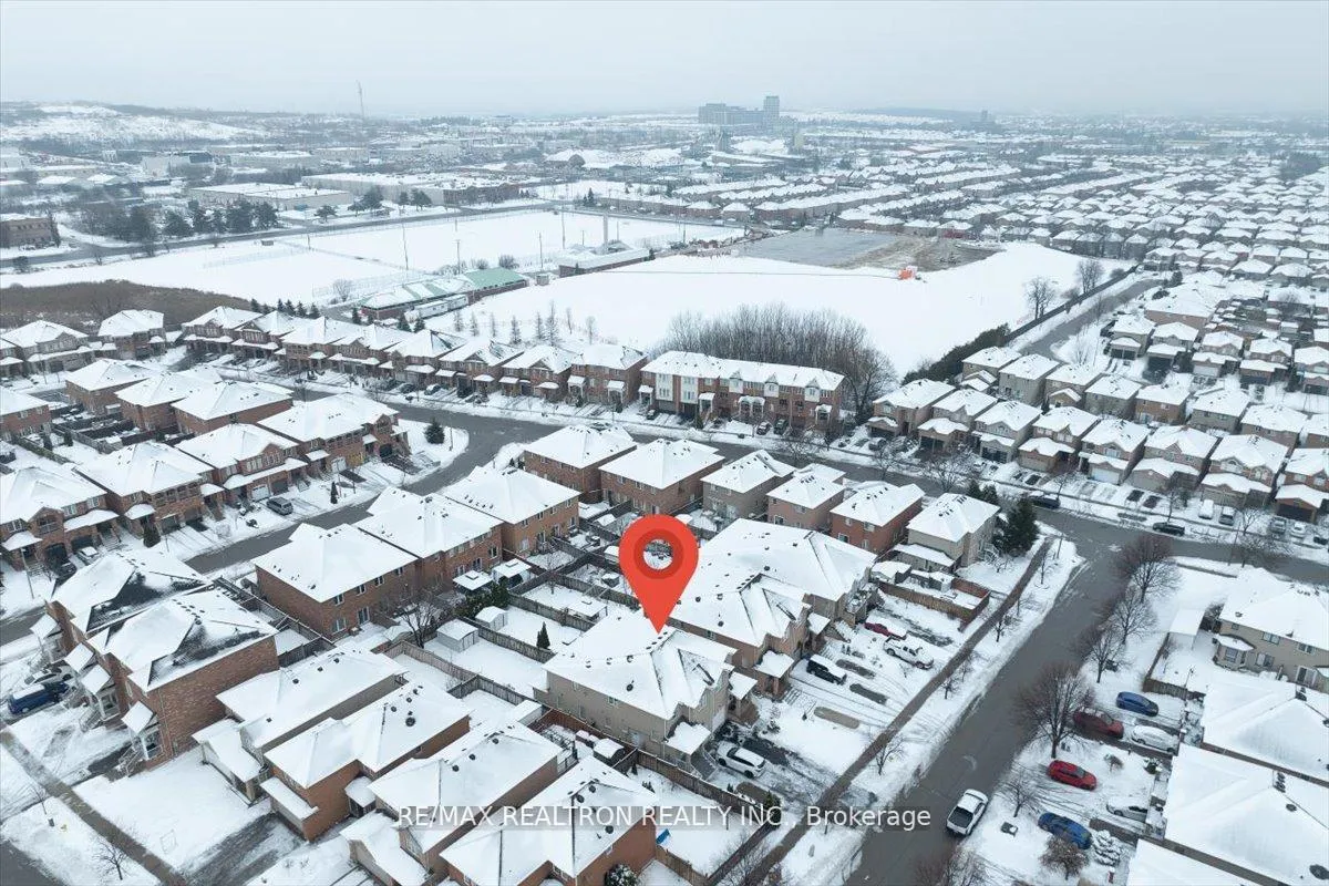 Photo 3 of 23 D'amato Crescent, Vaughan, Maple — HOMEH