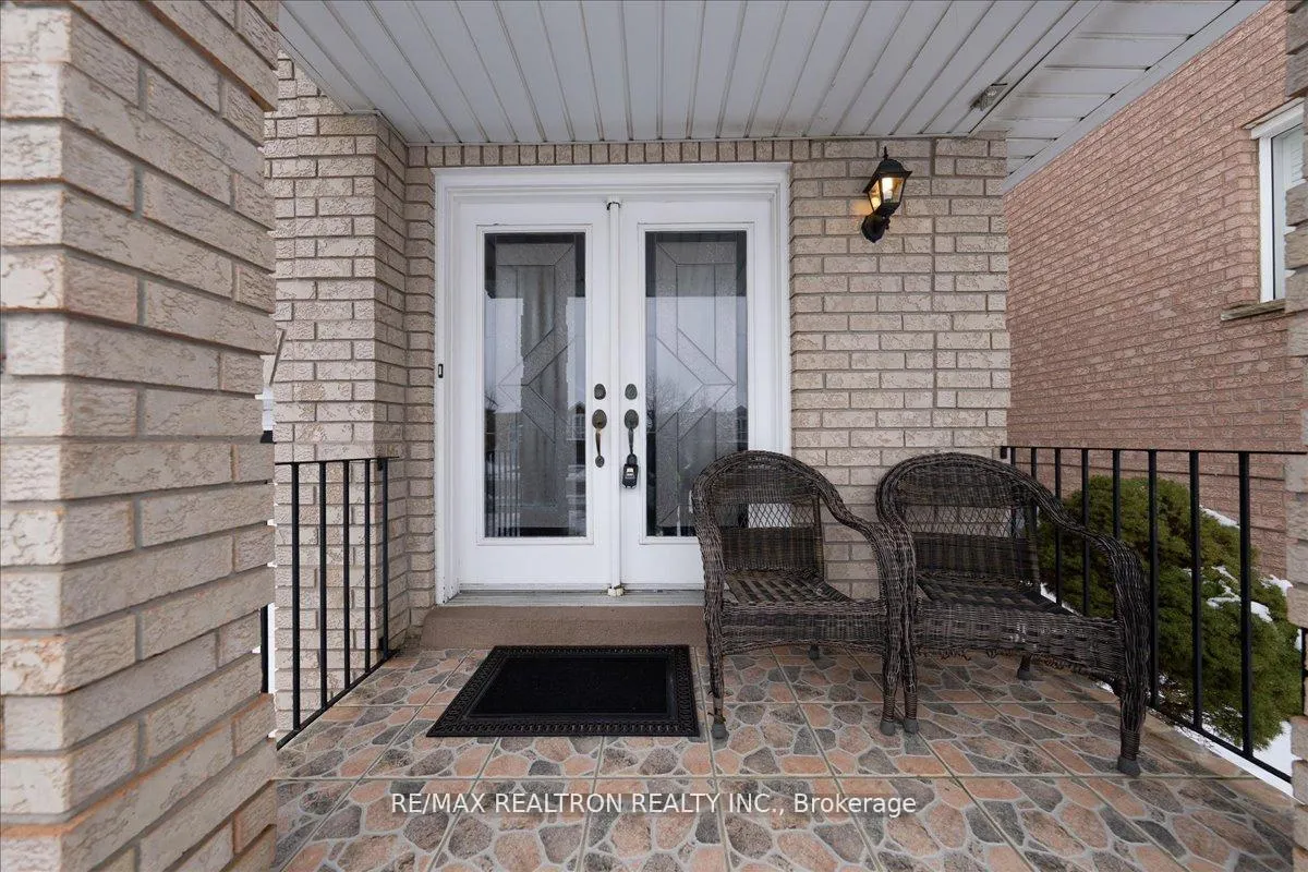 Photo 4 of 23 D'amato Crescent, Vaughan, Maple — HOMEH