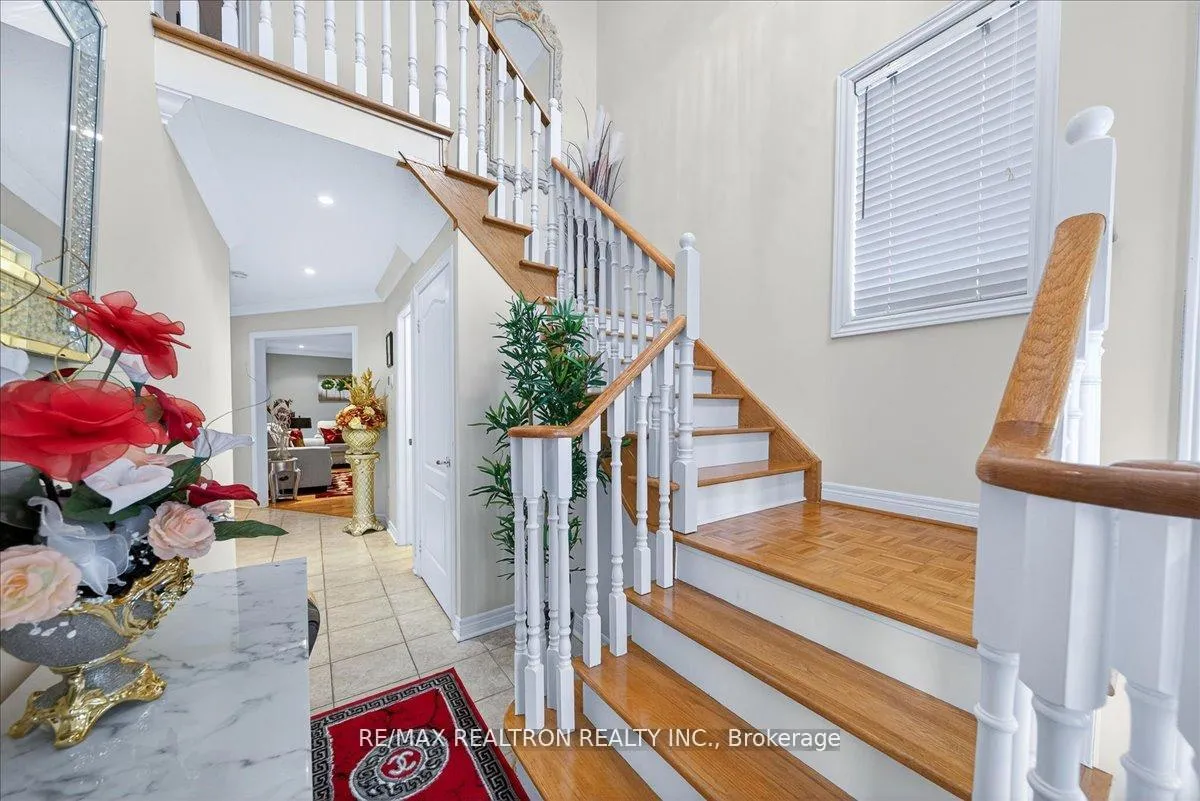 Photo 5 of 23 D'amato Crescent, Vaughan, Maple — HOMEH