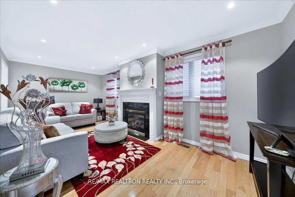 Photo 7 of 23 D'amato Crescent, Vaughan, Maple — HOMEH